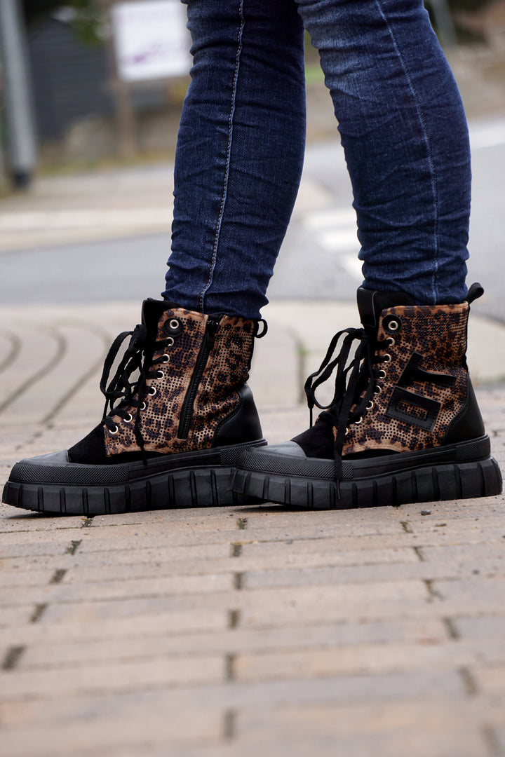Hoher Sneaker "Statement", schwarz/leo