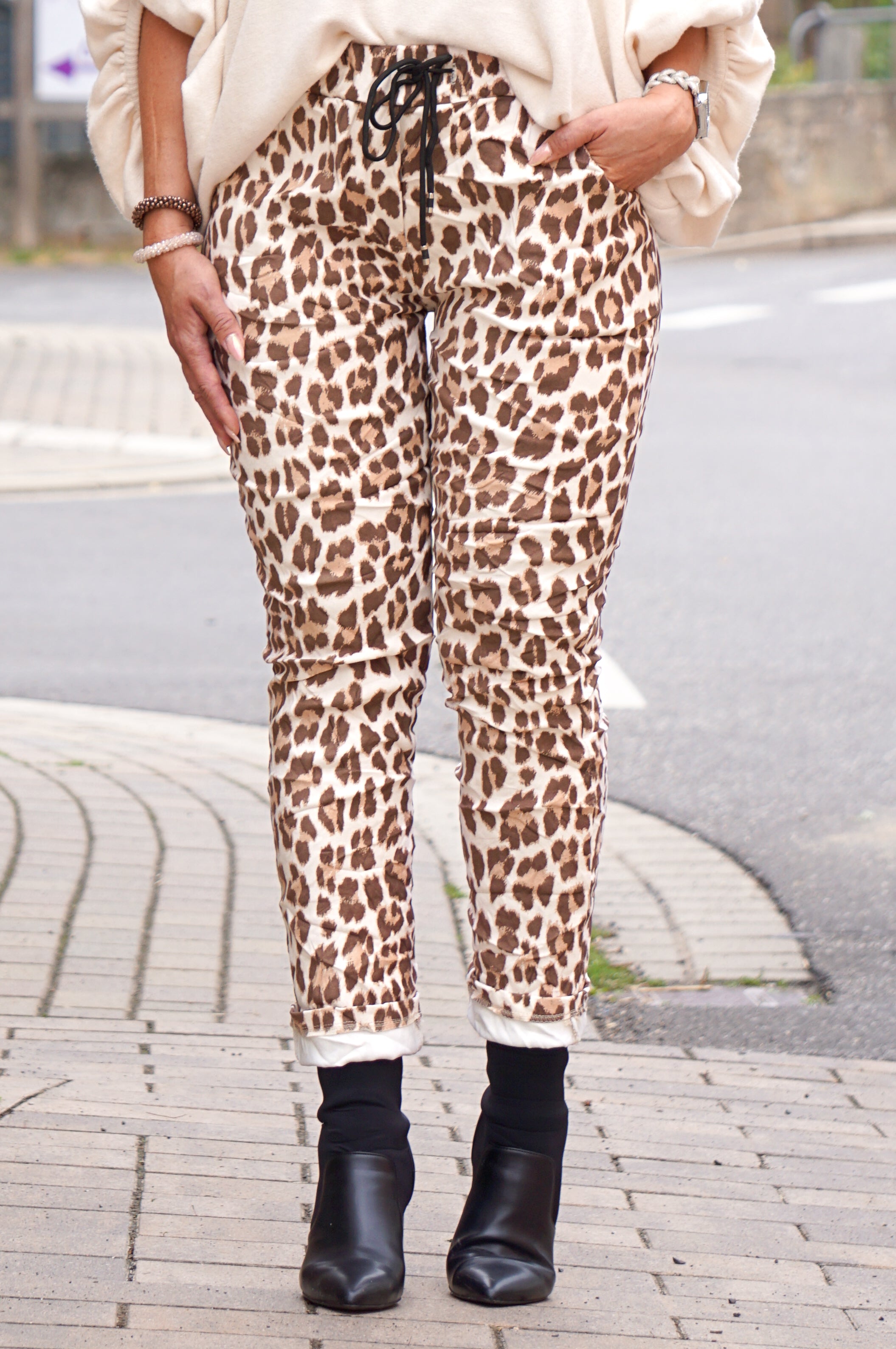 Wildlederimitat Jogpant mit Leo Print