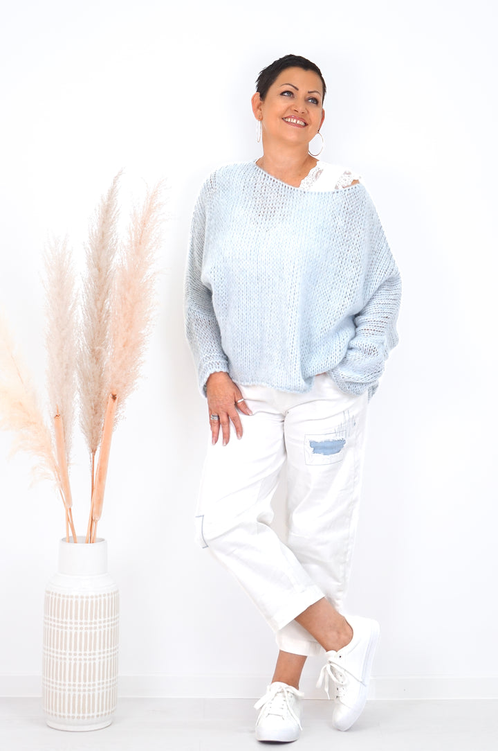 Sexy Woman Barrel Jeans mit jeansblauen Flicken