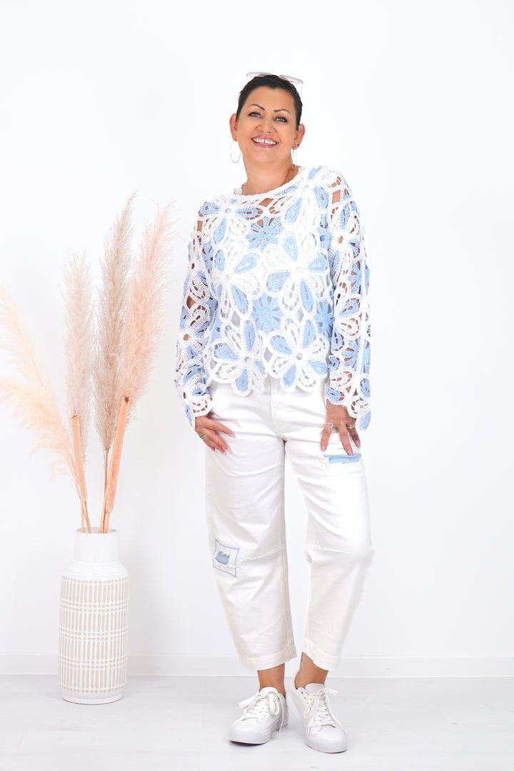 Sexy Woman Barrel Jeans mit jeansblauen Flicken