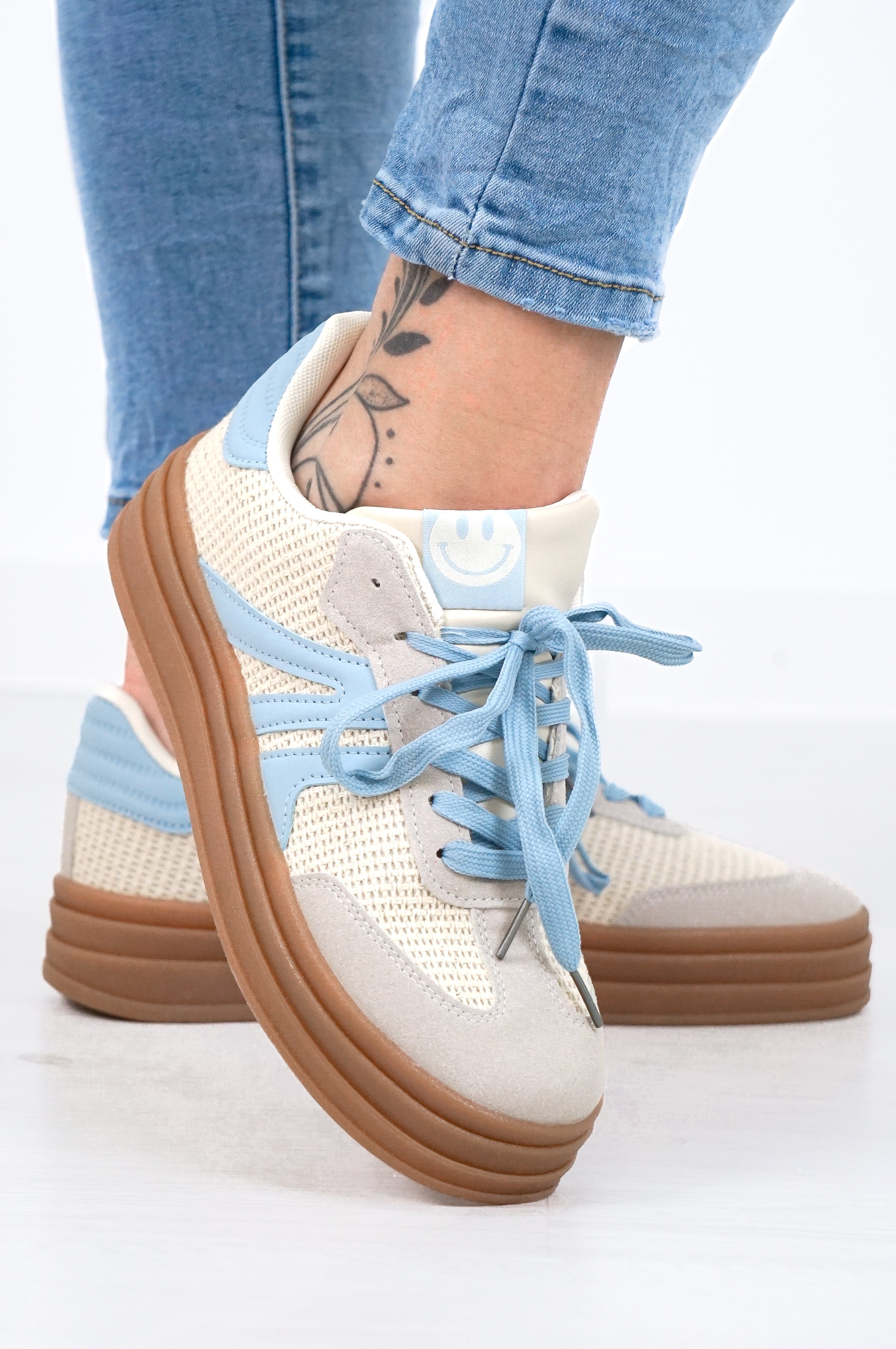 Sneaker mit Häkelstruktur, hellblau