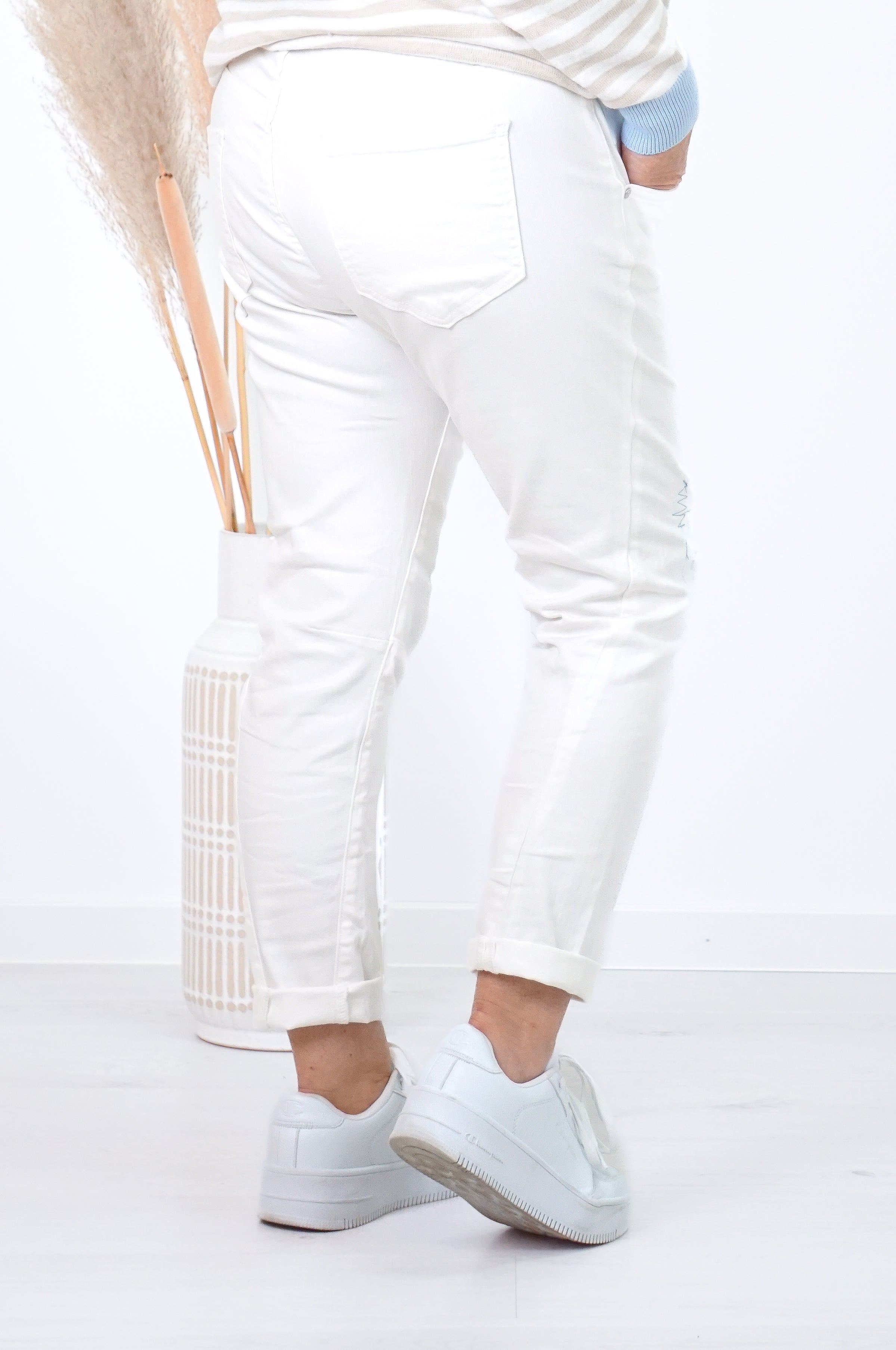 Sexy Woman Jeans mit jeansblauen Flicken