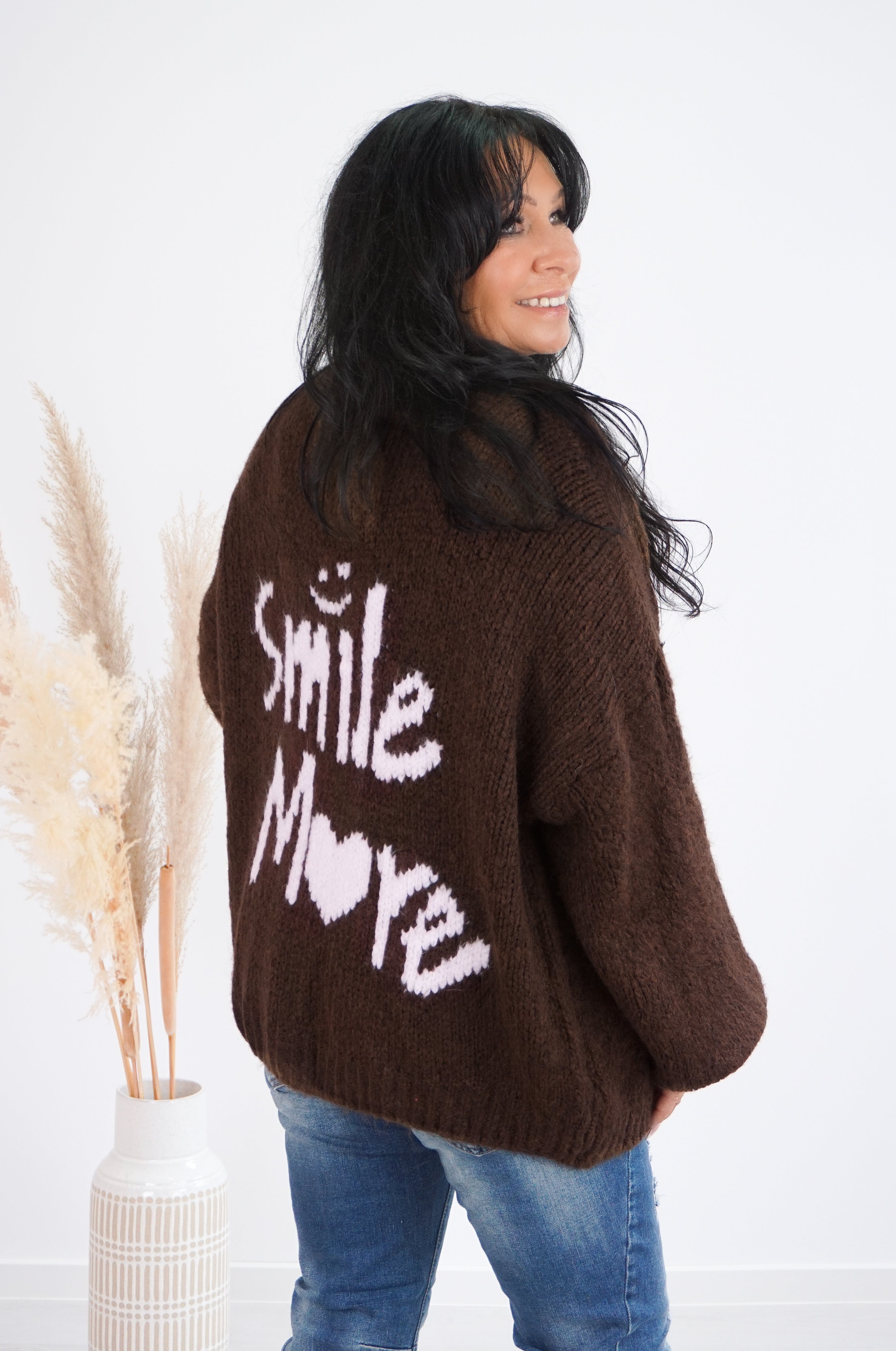 Kurze Strickjacke "Smile more", schokobraun/rosa