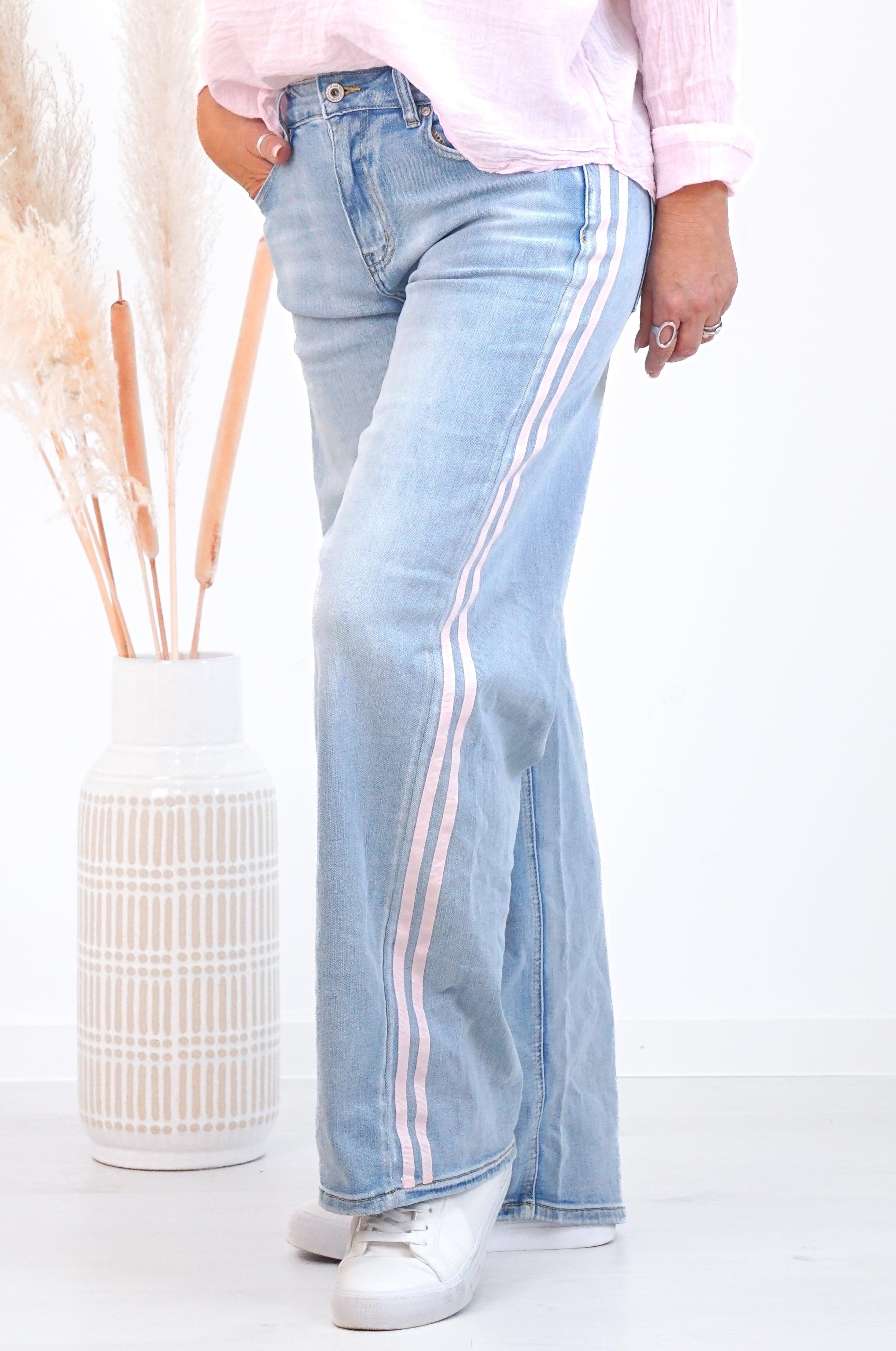 Sexy Woman straight Jeans mit rosa Streifen