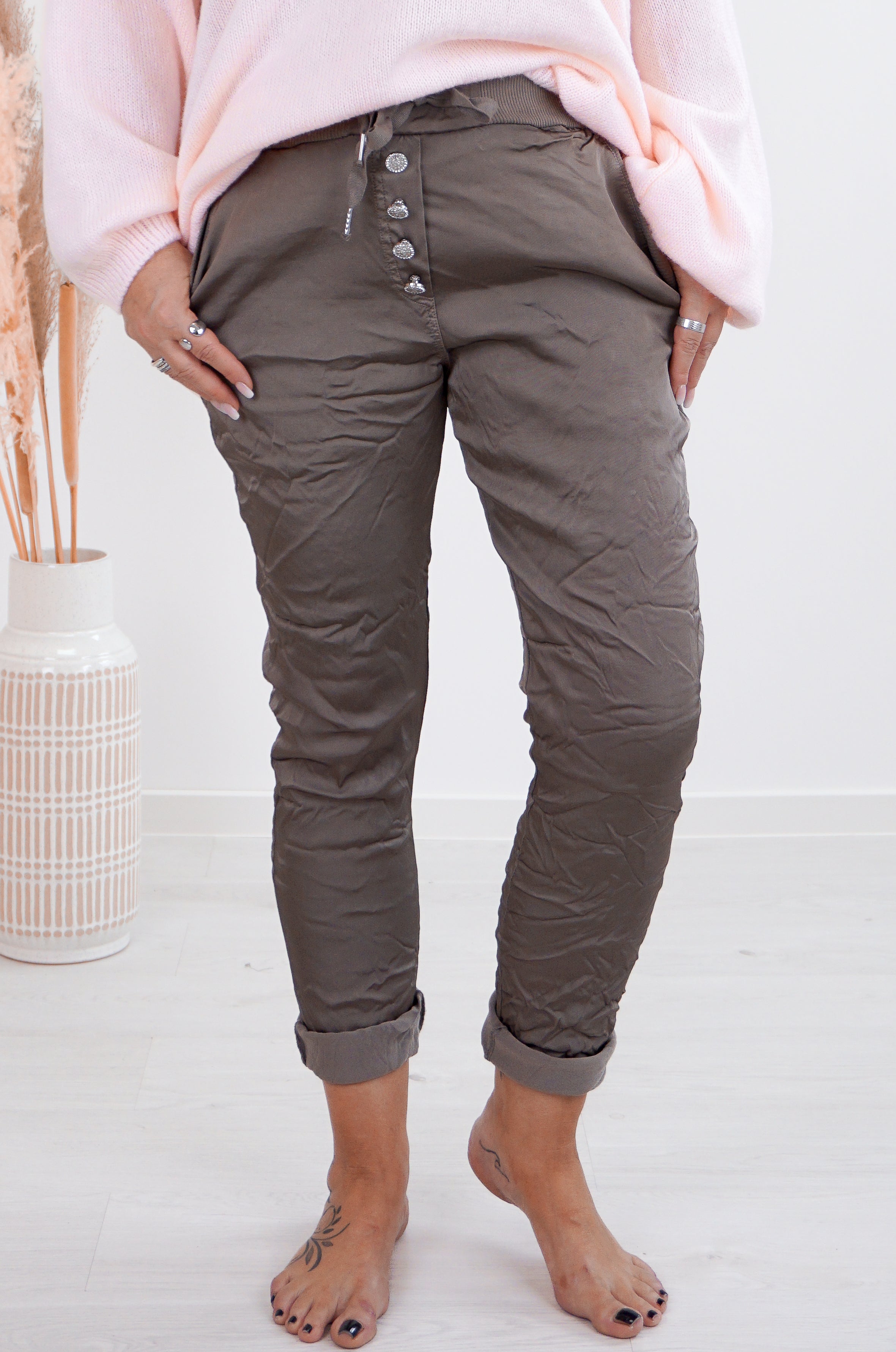 Jogpant mit Zierknöpfen im Satin Look , taupe