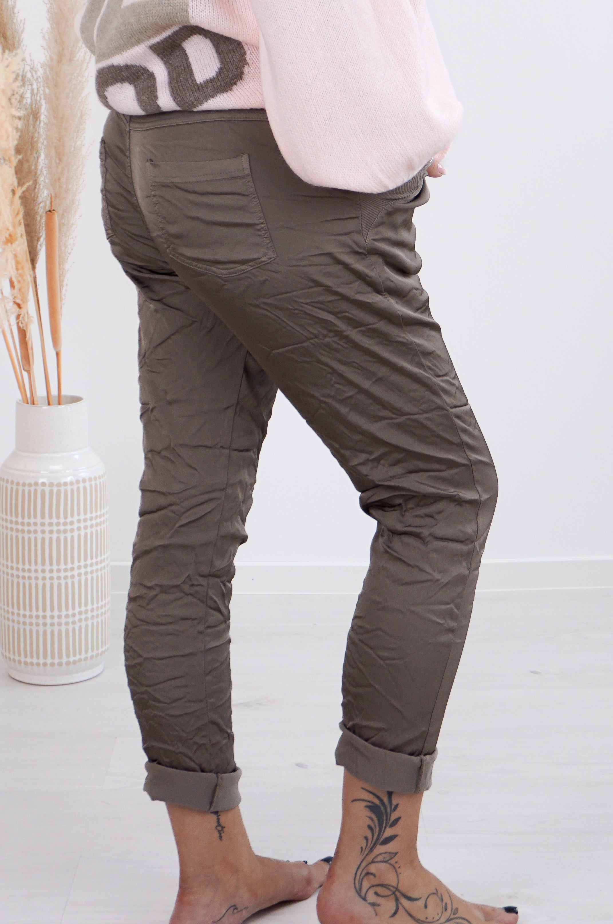 Jogpant mit Zierknöpfen im Satin Look , taupe