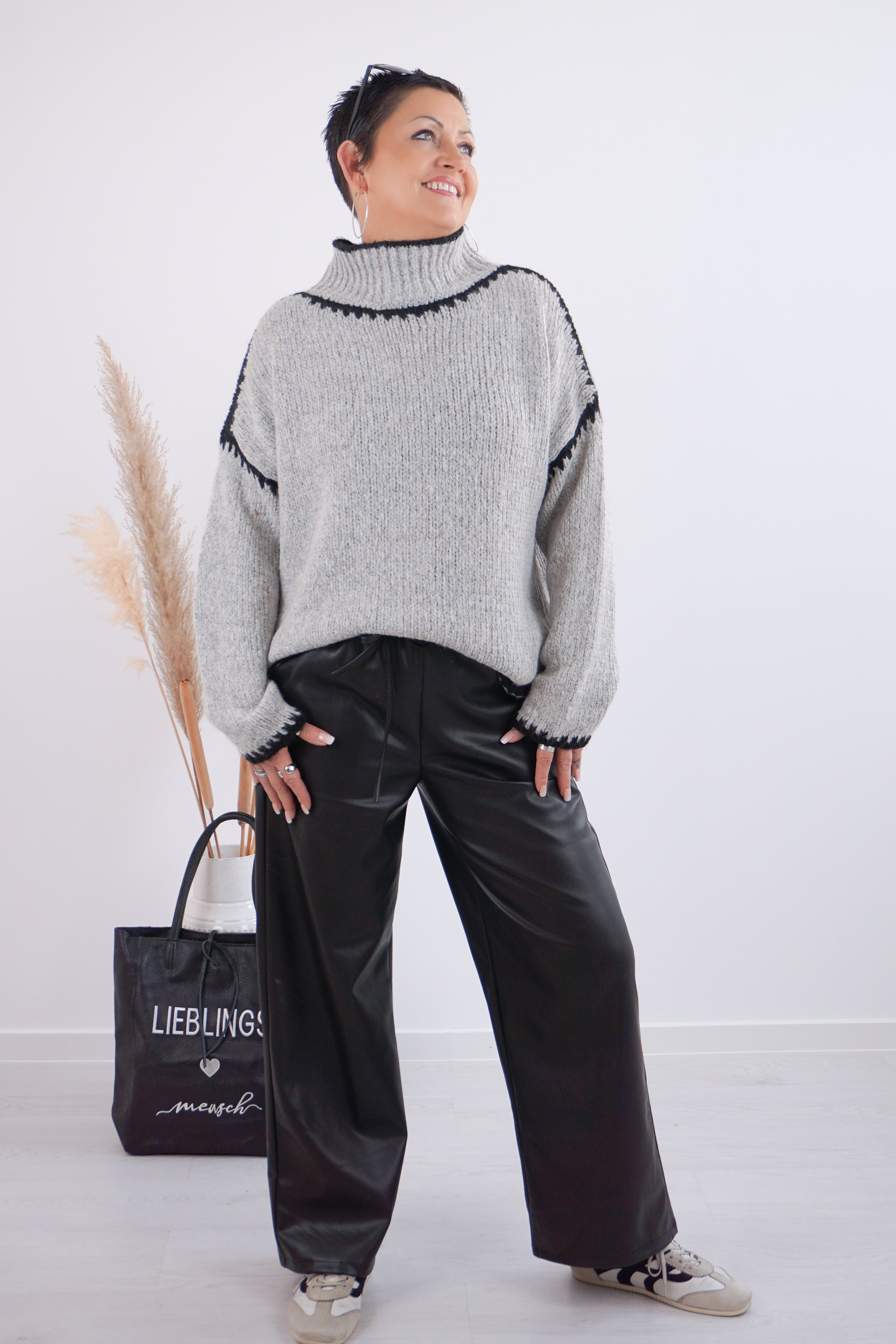 Strickpulli mit Kontrast Details, grau/schwarz