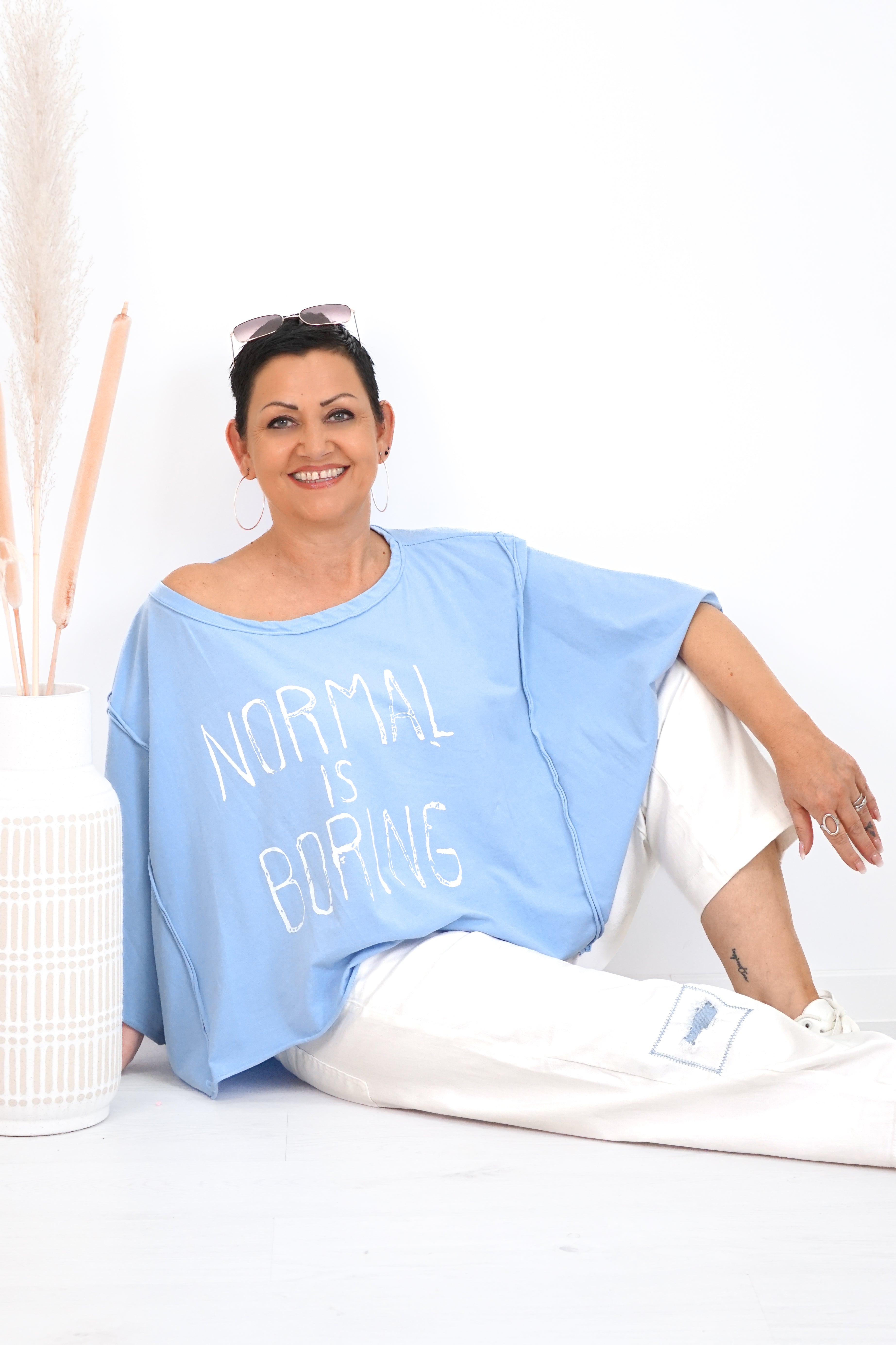 Oversize Shirt „normal is boring“, hellblau