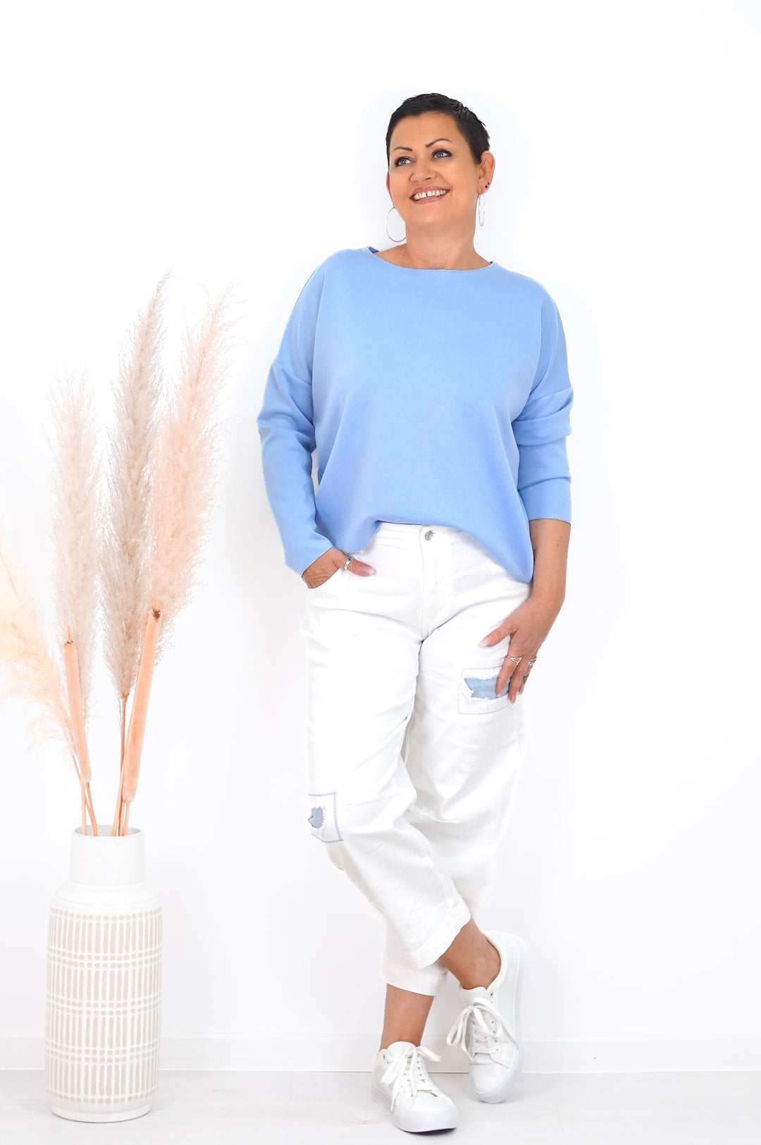 Sexy Woman Barrel Jeans mit jeansblauen Flicken