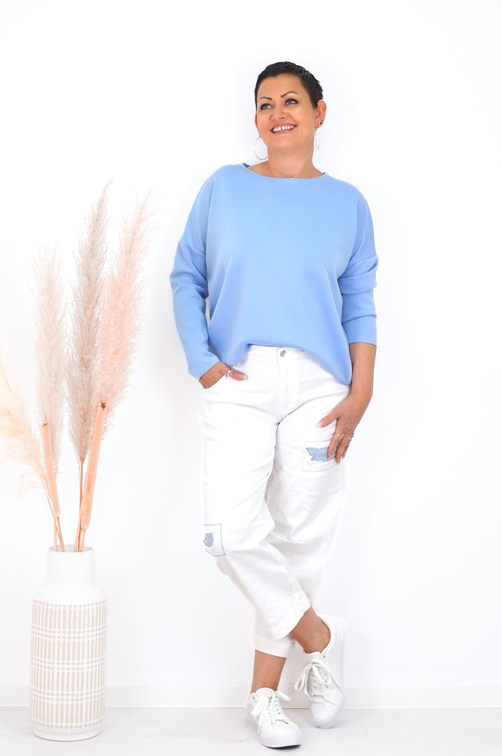 Sexy Woman Barrel Jeans mit jeansblauen Flicken