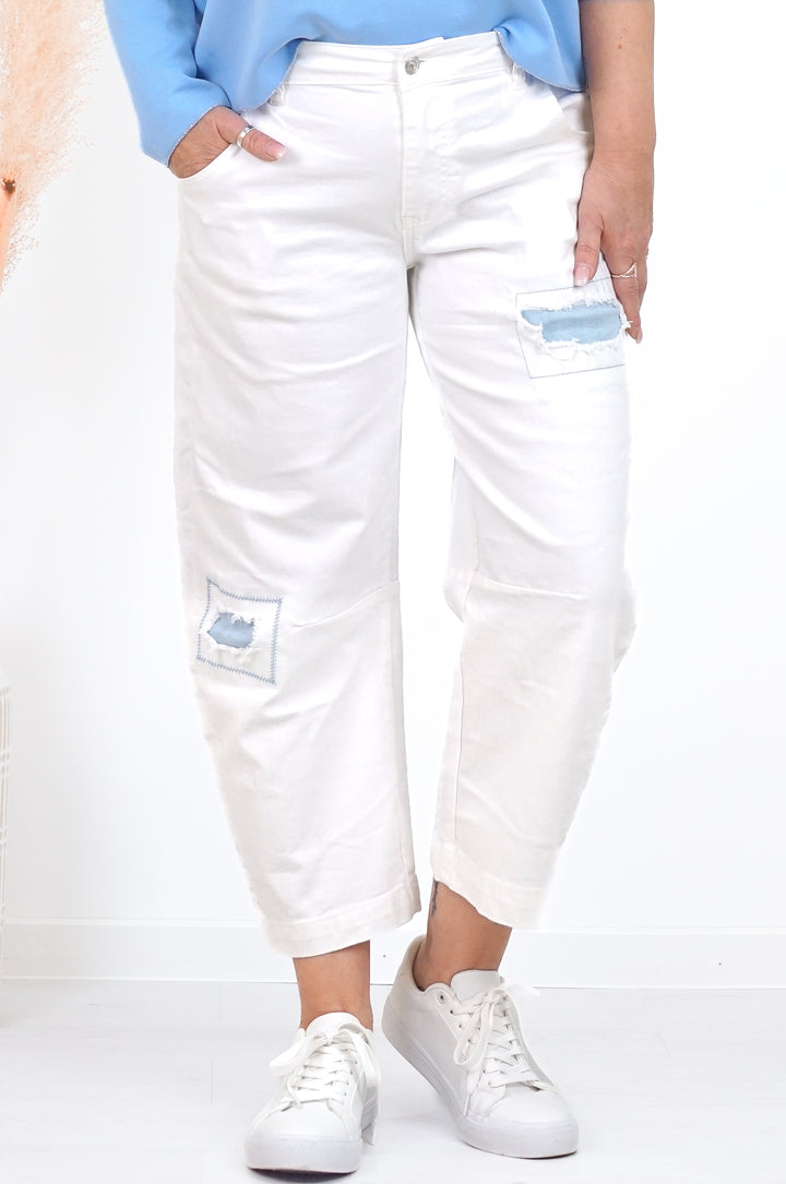 Sexy Woman Barrel Jeans mit jeansblauen Flicken