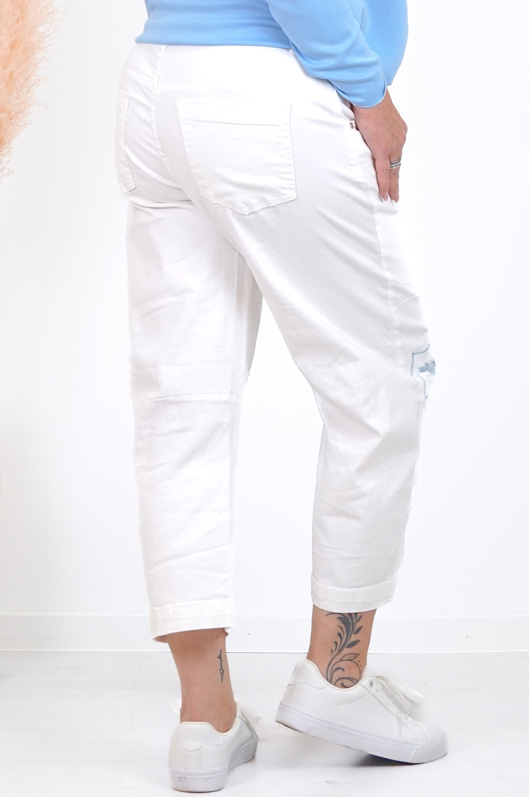 Sexy Woman Barrel Jeans mit jeansblauen Flicken