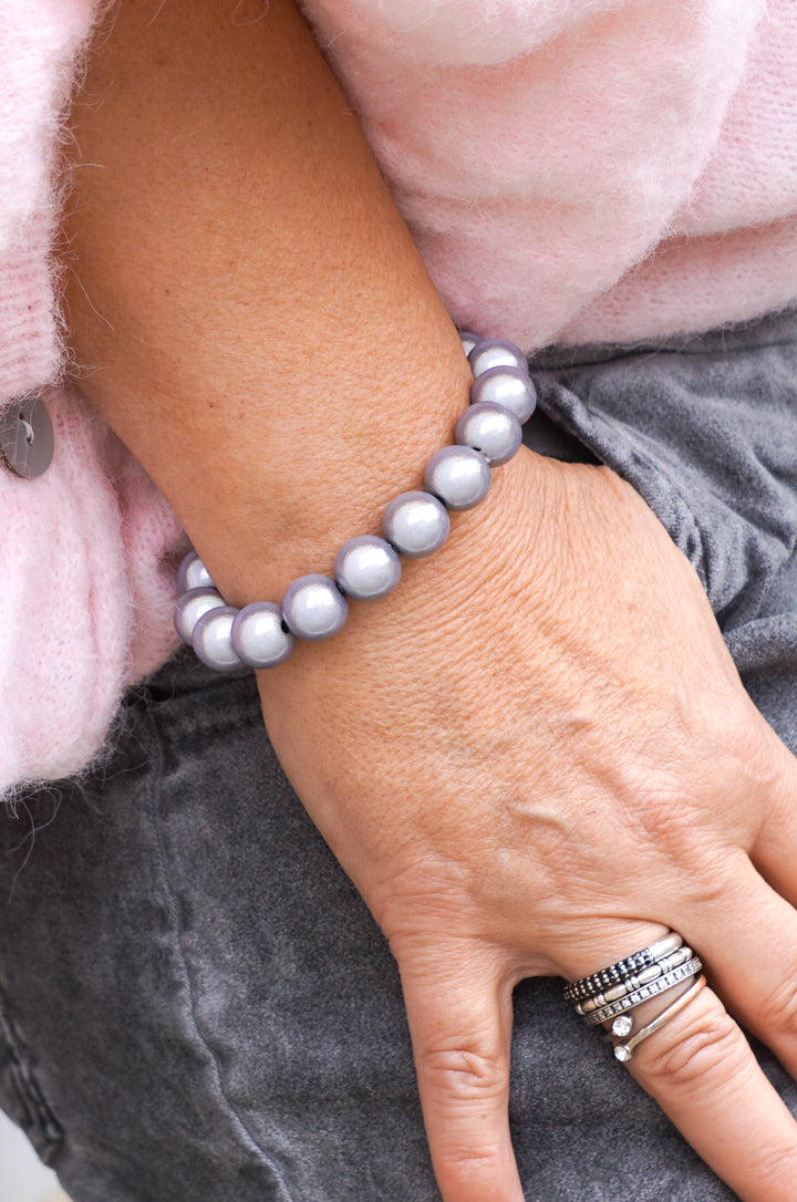 Leuchtendes Perlenarmband, grau