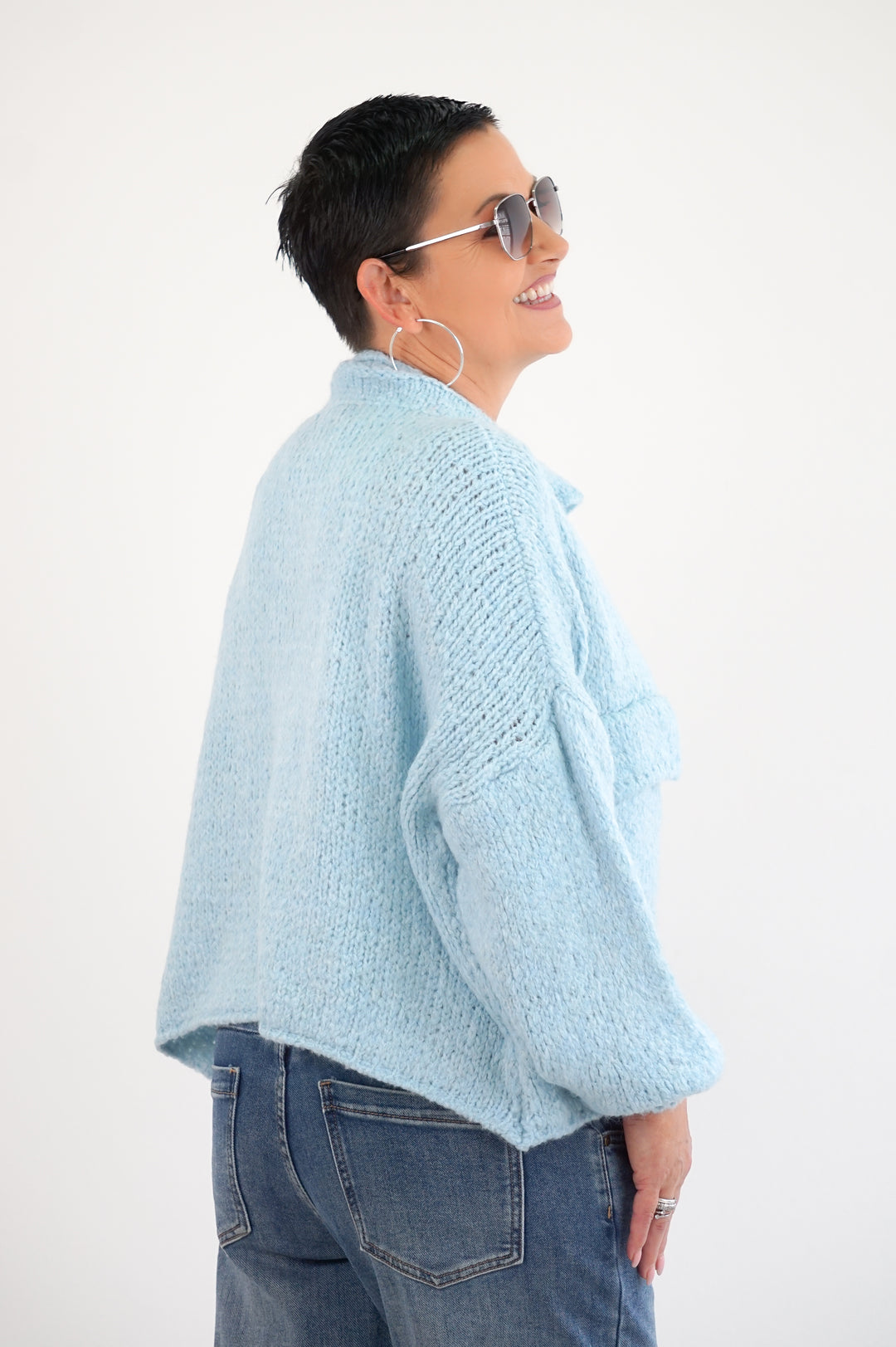 Strickjacke mit aufgesetzten Taschen, eisblau