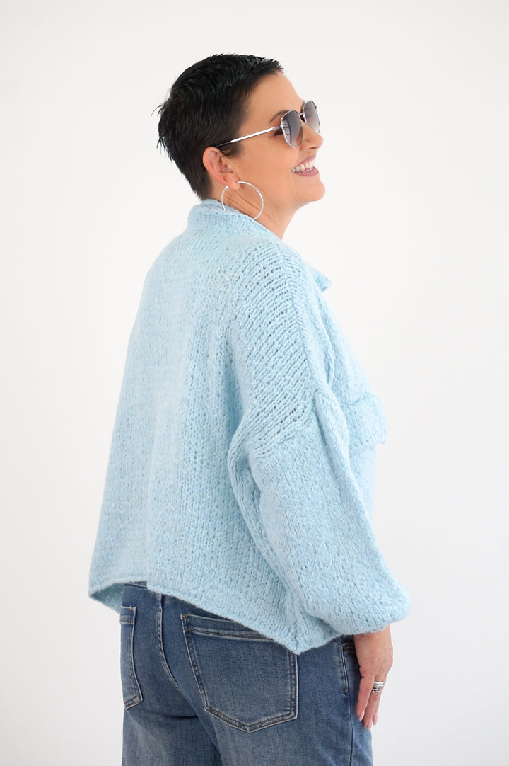 Strickjacke mit aufgesetzten Taschen, eisblau