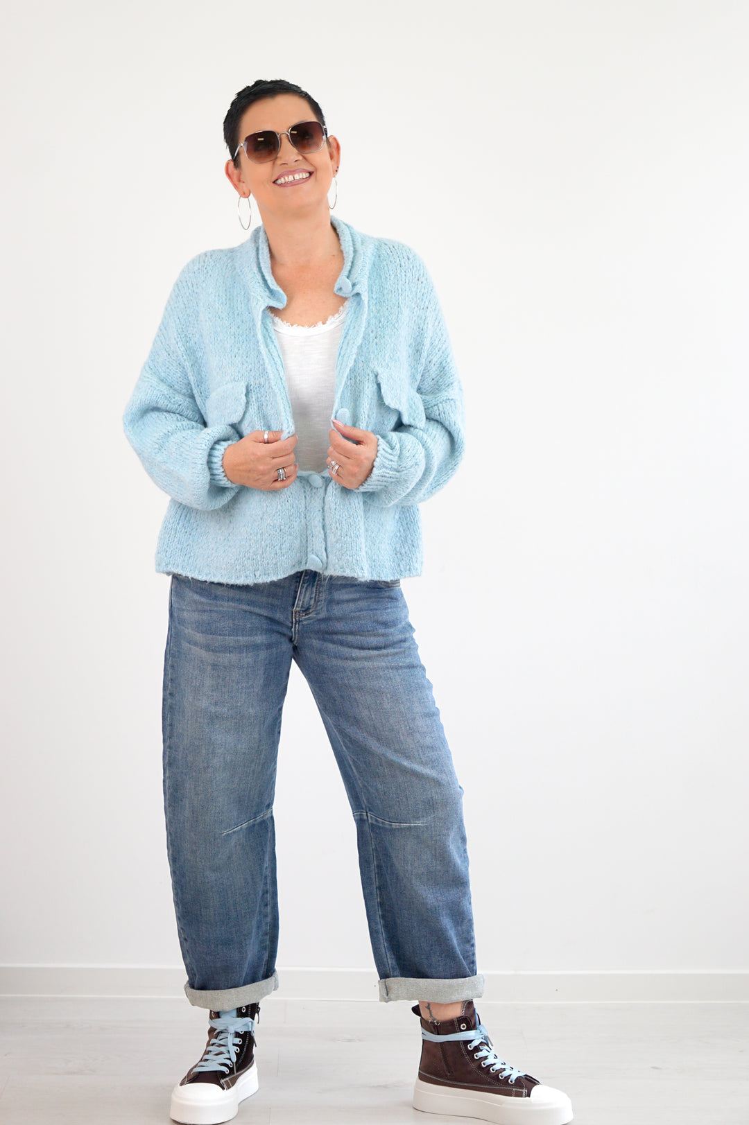 Strickjacke mit aufgesetzten Taschen, eisblau
