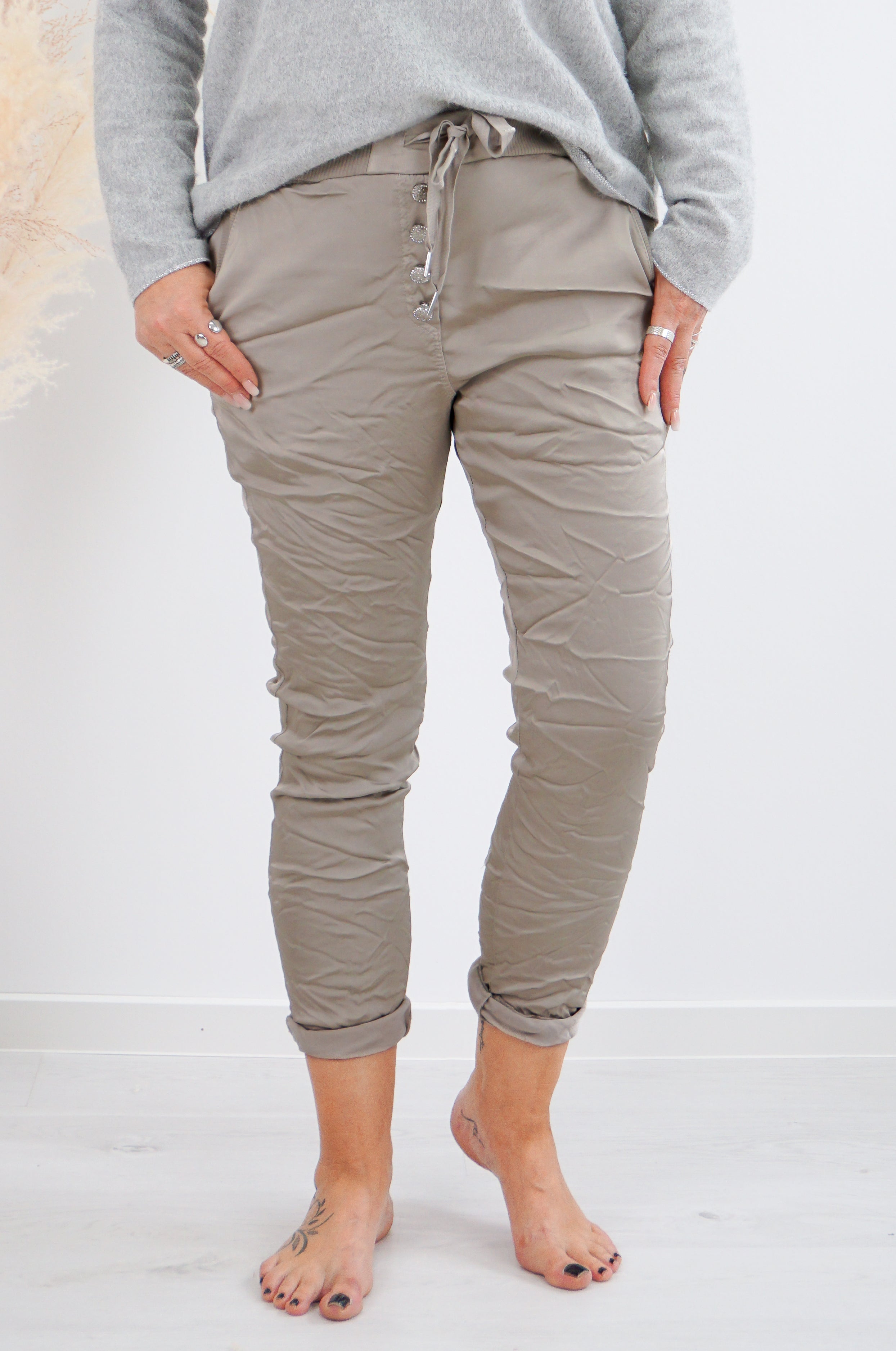 Jogpant mit Zierknöpfen im Satin Look , beige