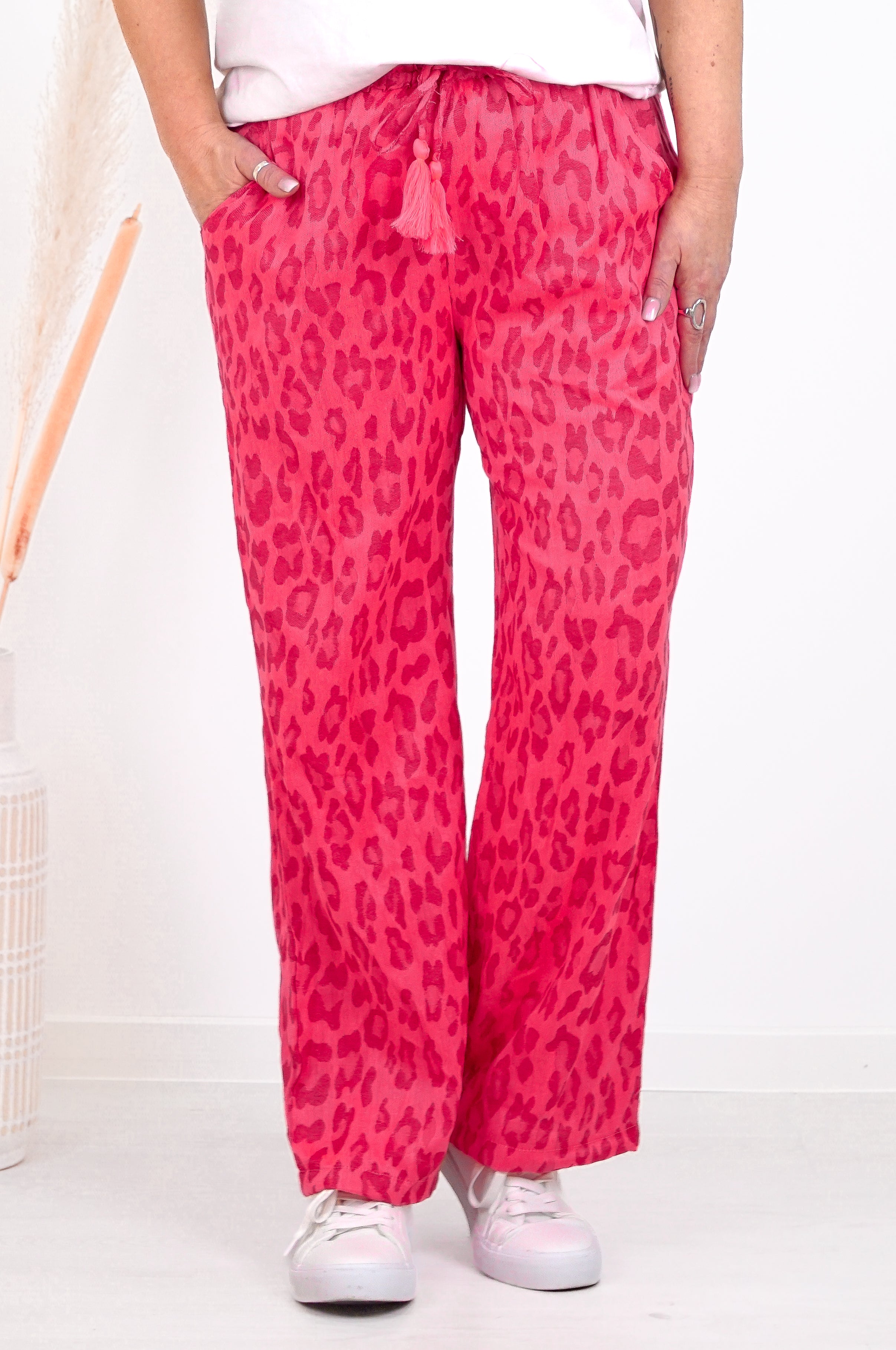 Sommerhose mit Leo Print, neonrot/beere