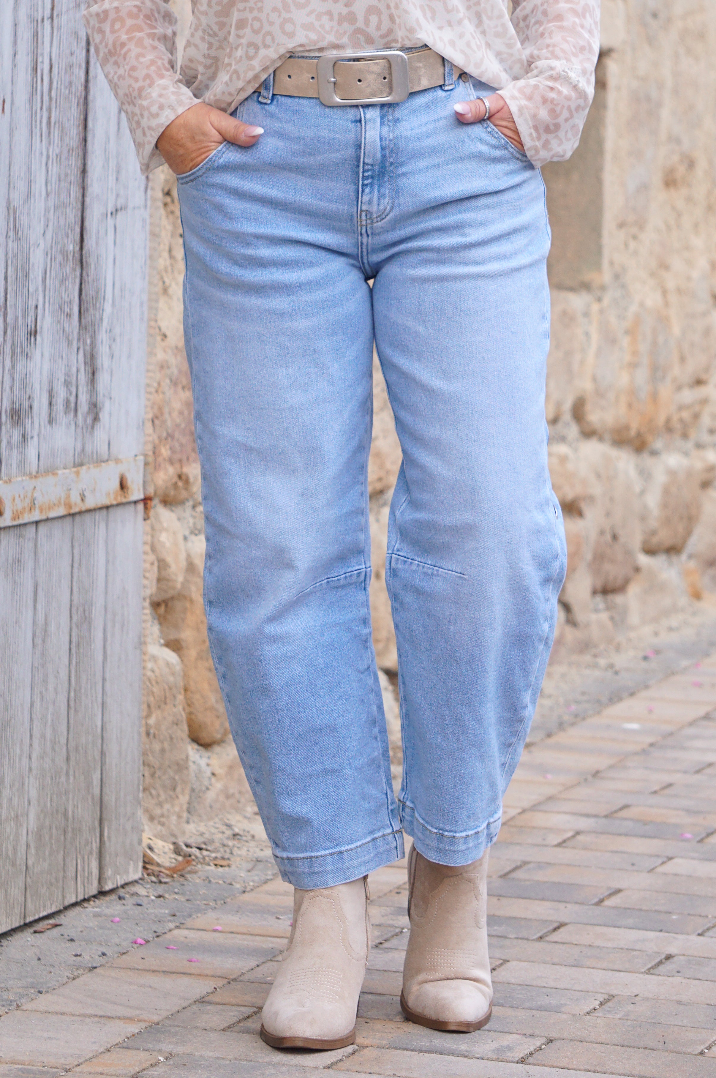 Sexy Woman Barrel Jeans mit Ösen hinten