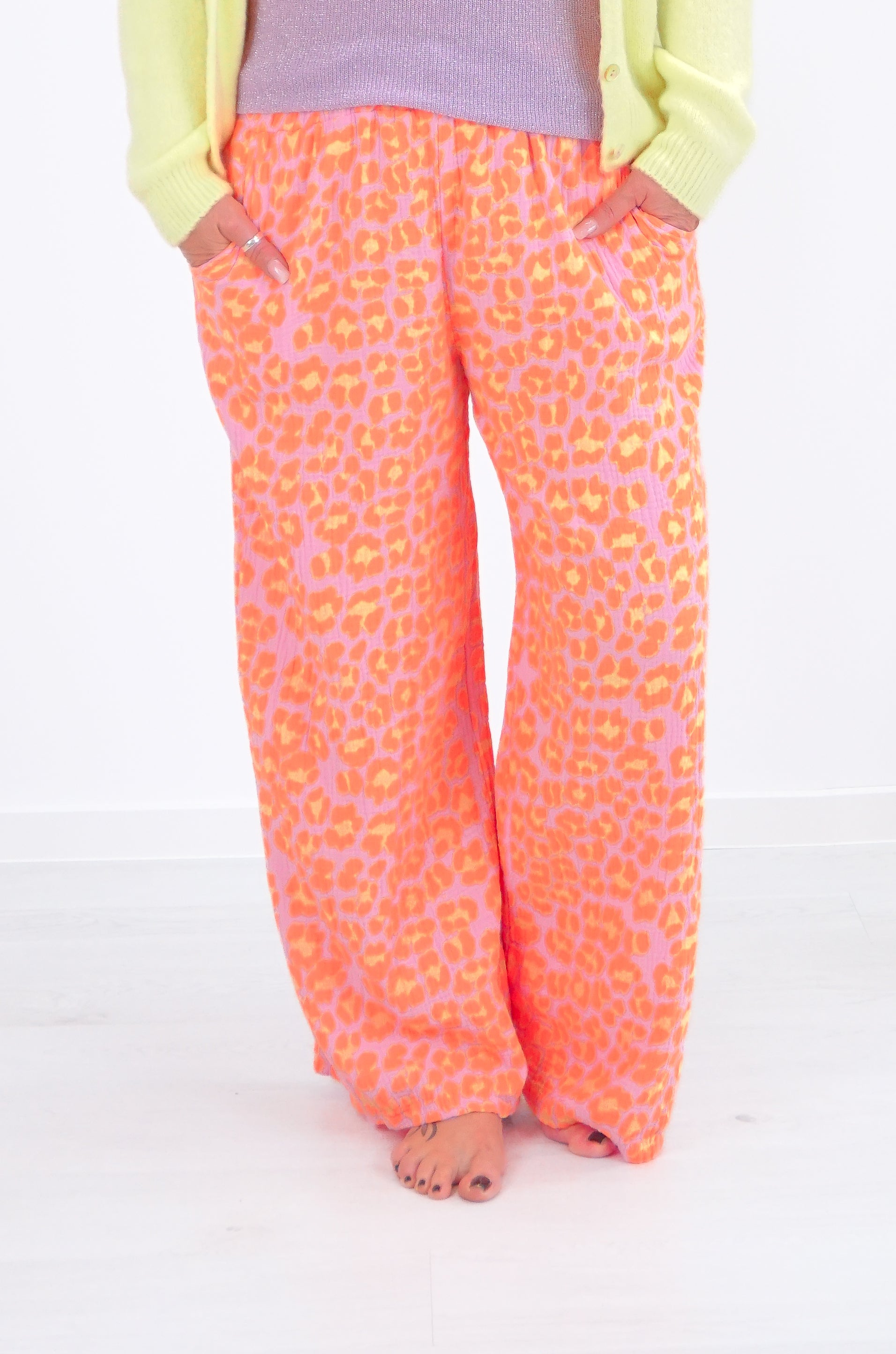 Musselin Hose mit leo Print, rose/orange/gelb