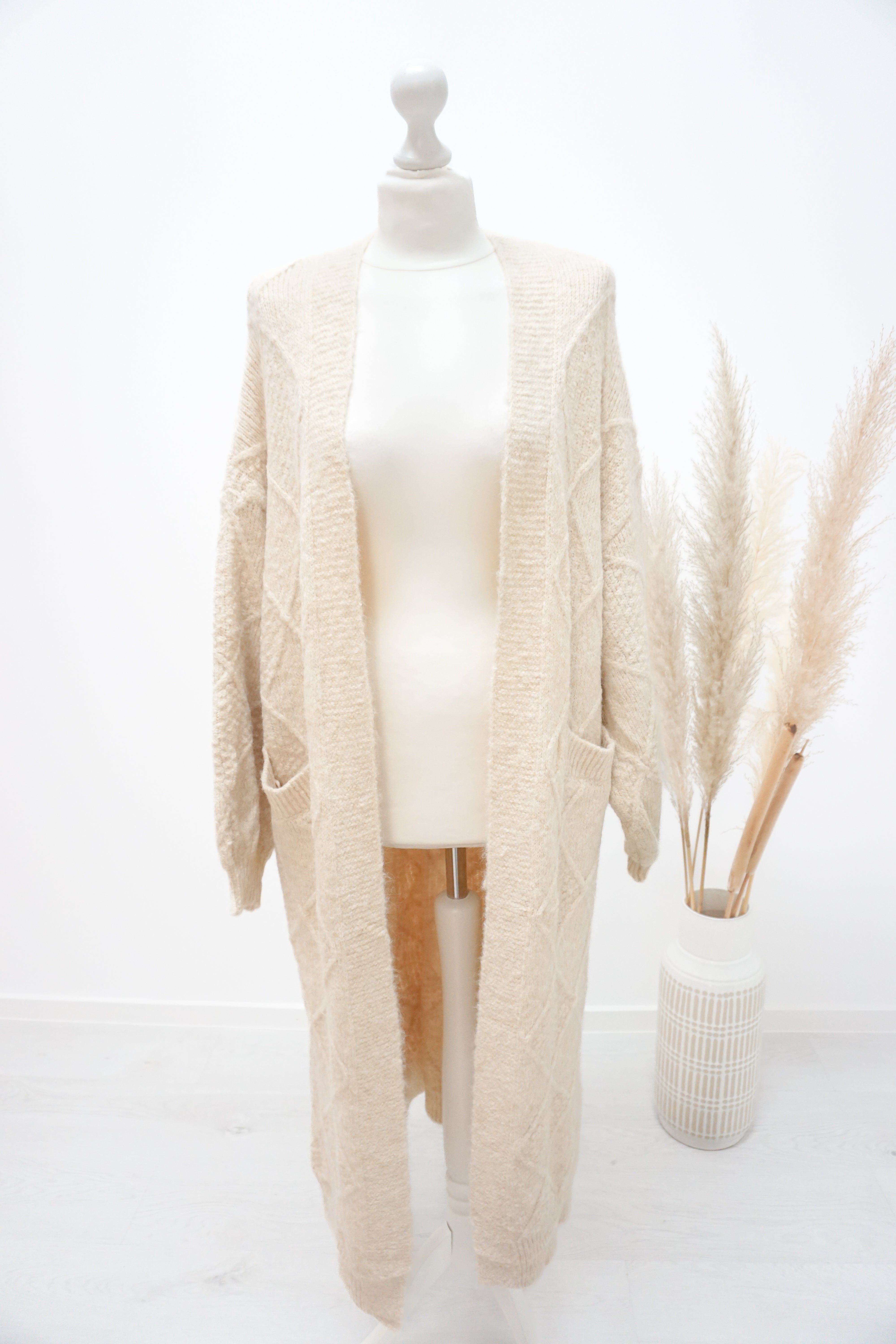 Dicke Strickjacke mit Rautenmuster
