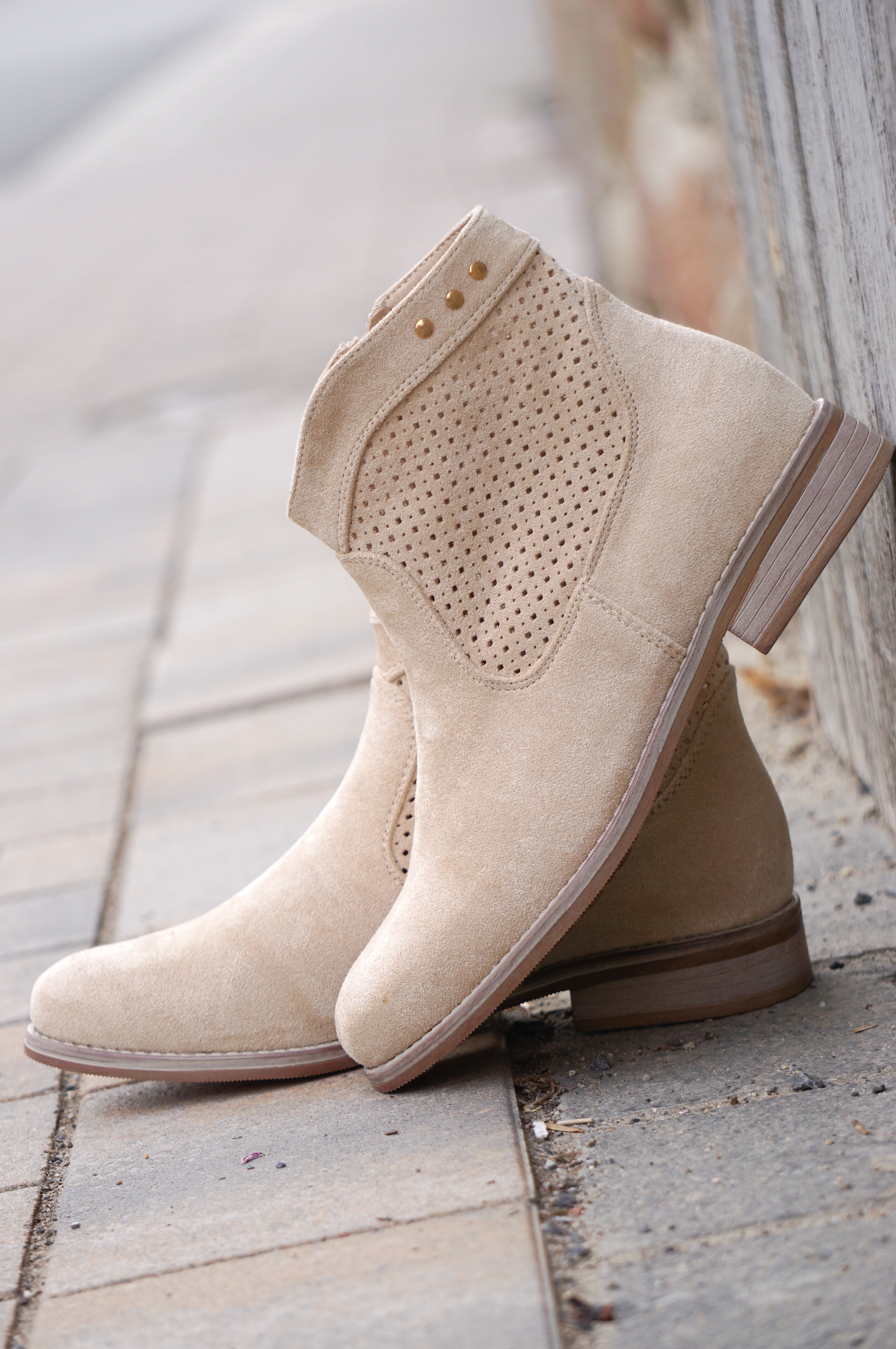 Stiefelette mit Lochdesign