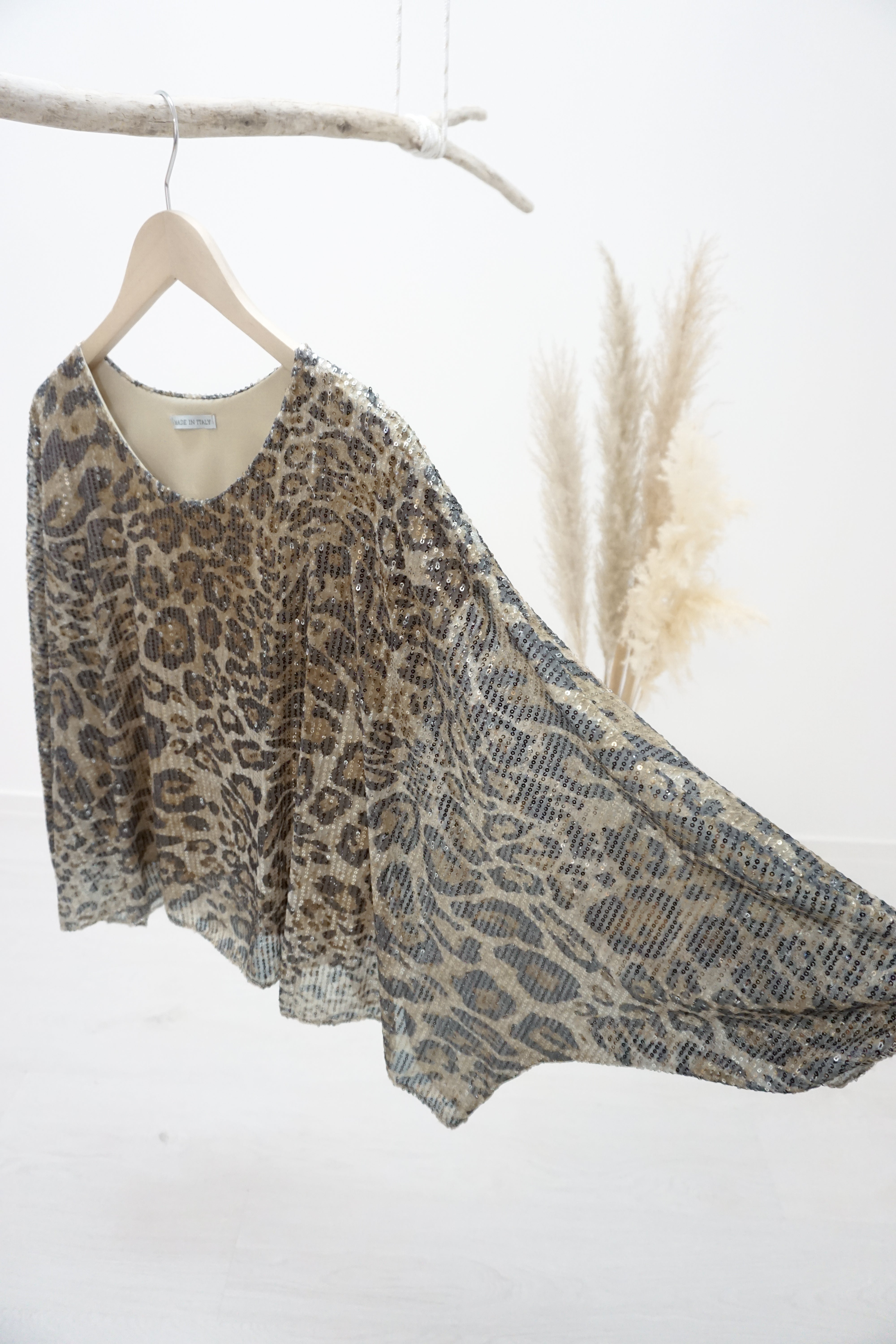 Bluse mit Pailletten im Leo Look