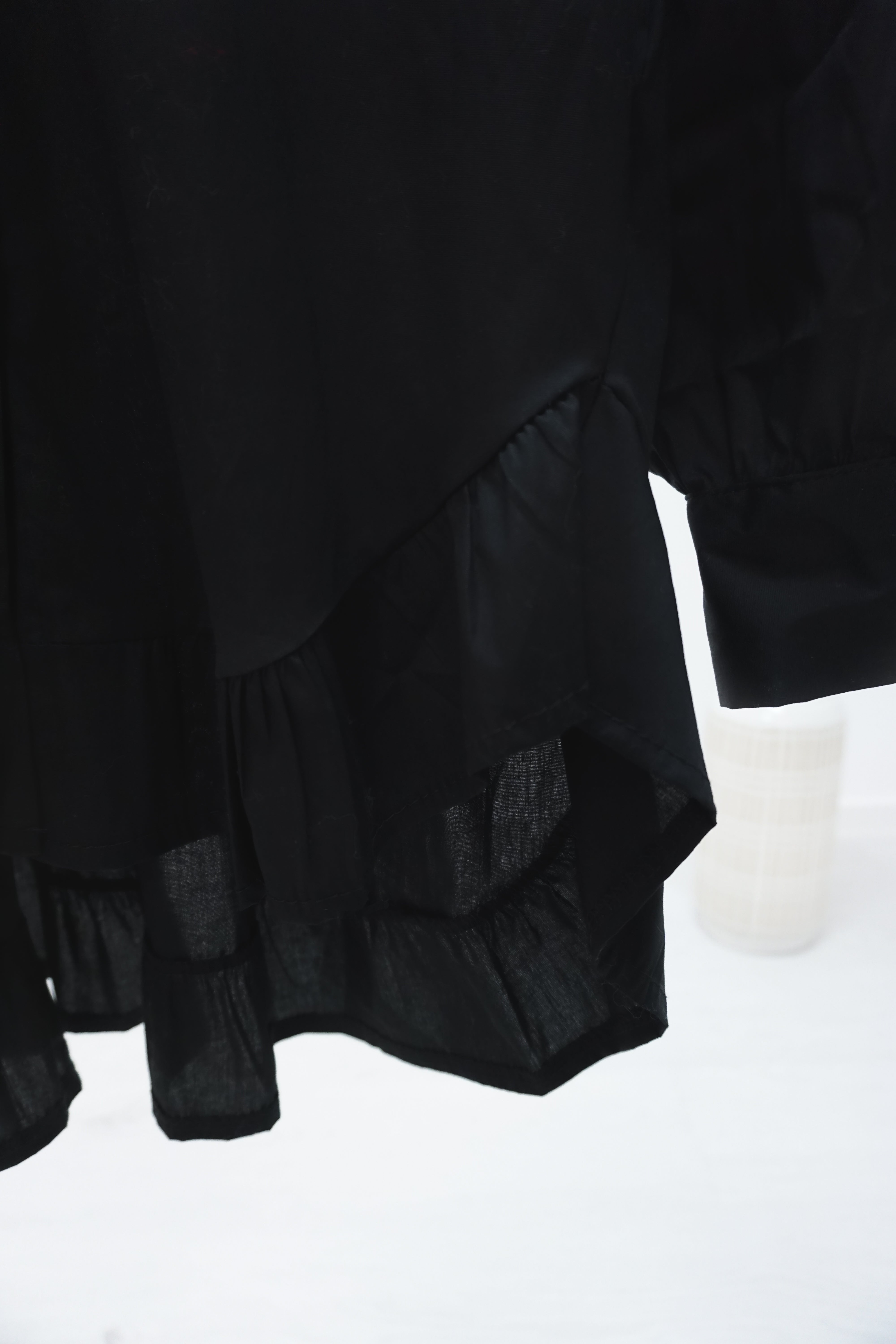 Bluse mit Rüschen, schwarz
