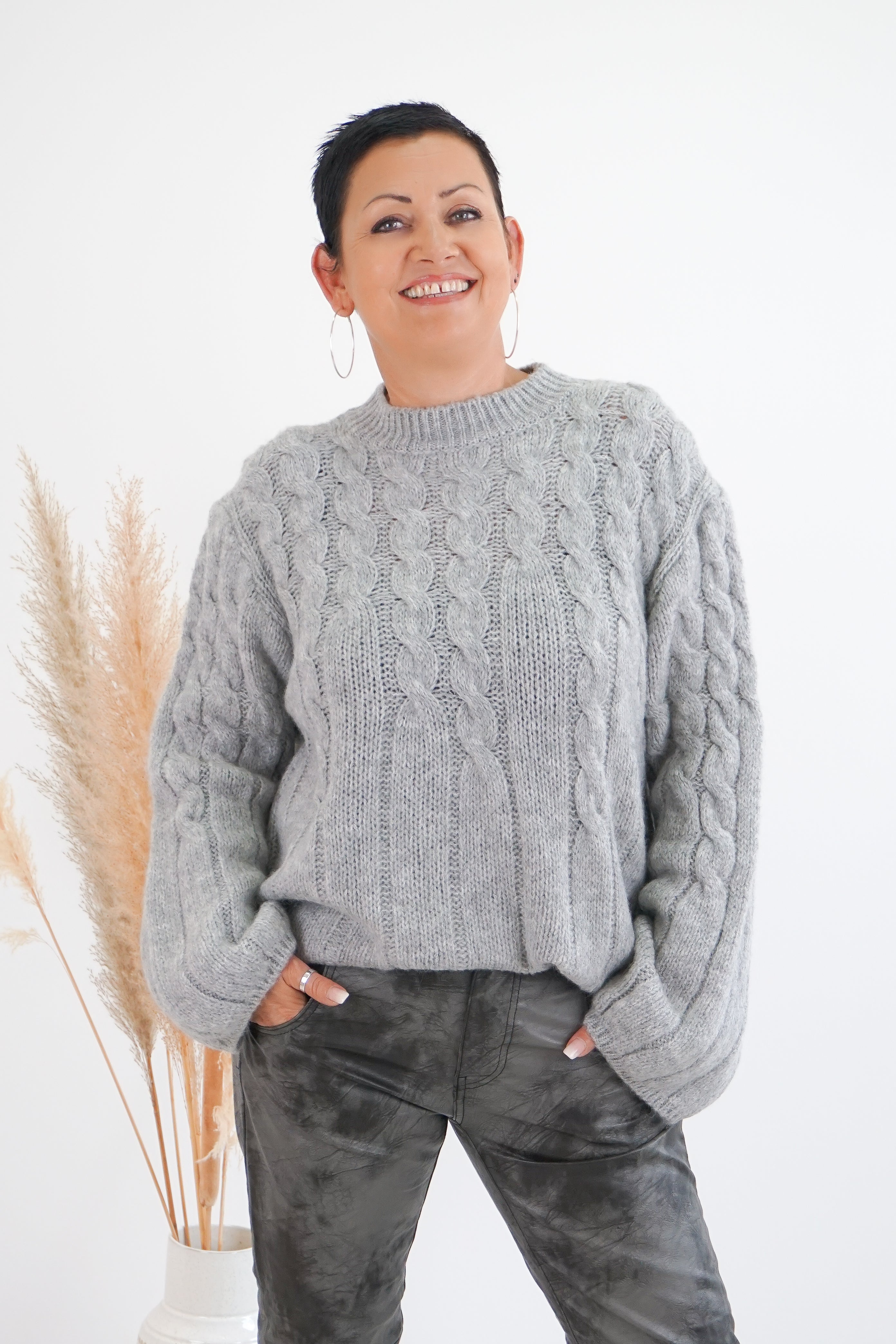 Strickpulli mit Zopfmuster, grau