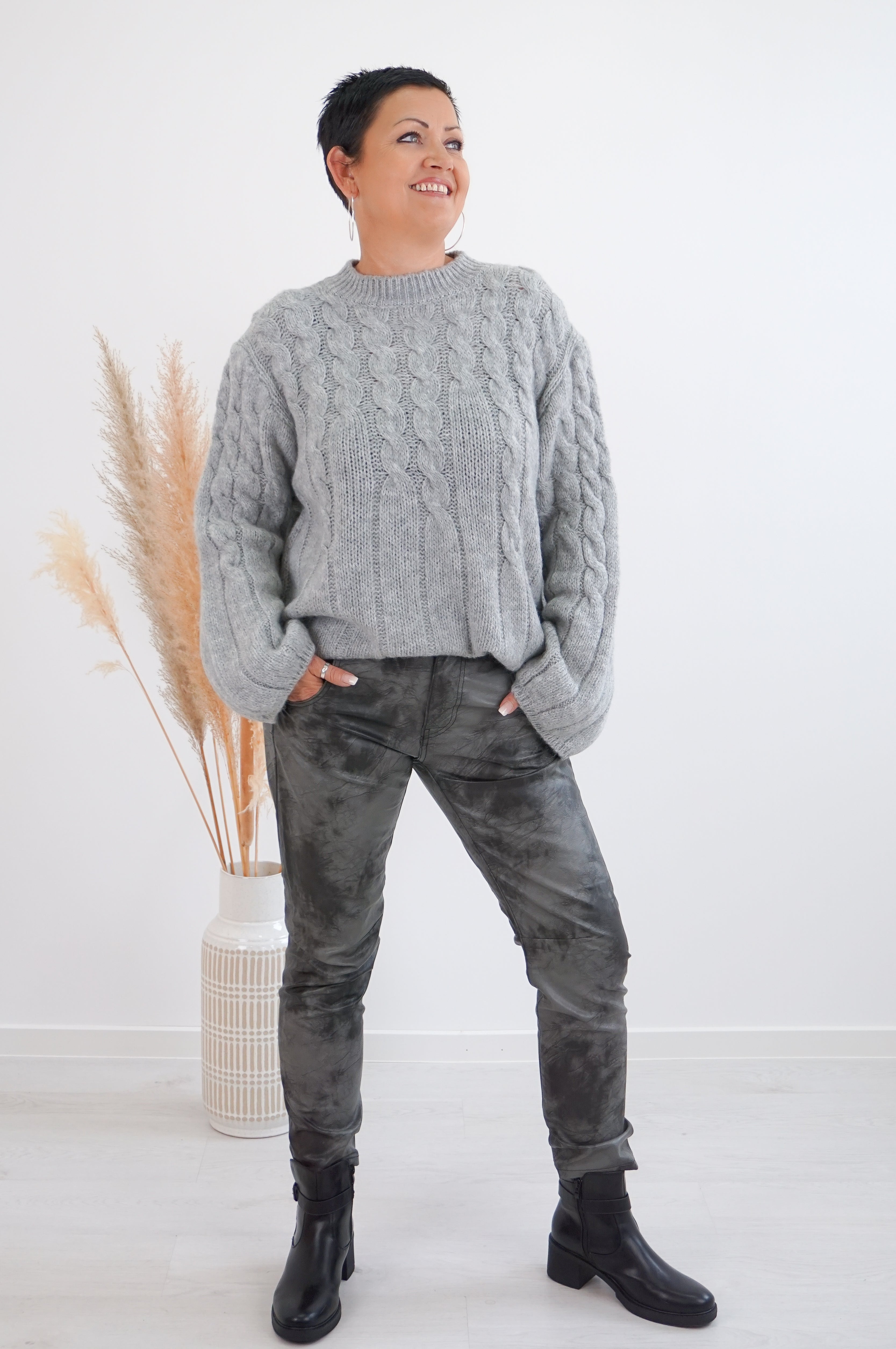 Strickpulli mit Zopfmuster, grau