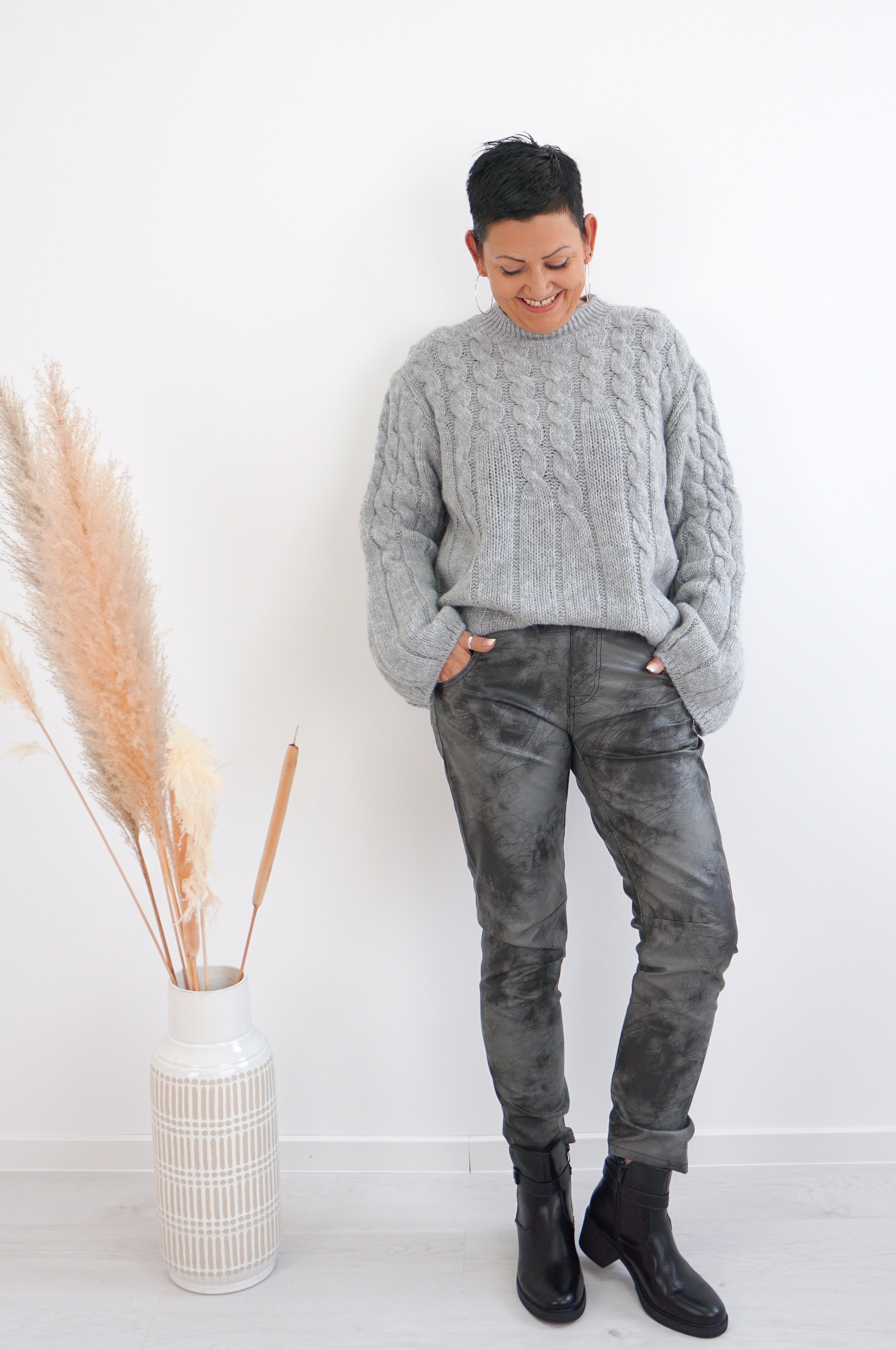 Strickpulli mit Zopfmuster, grau