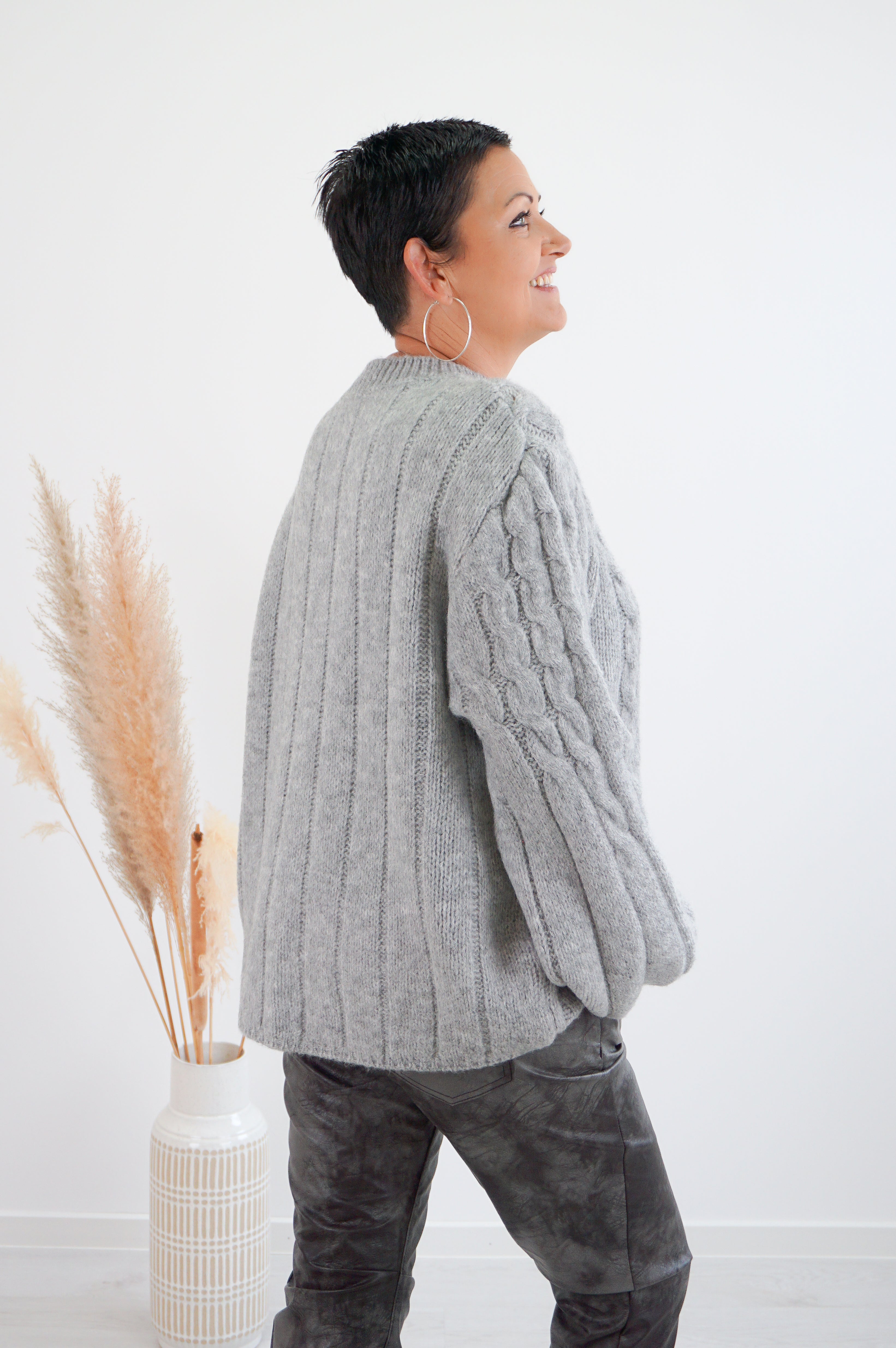 Strickpulli mit Zopfmuster, grau