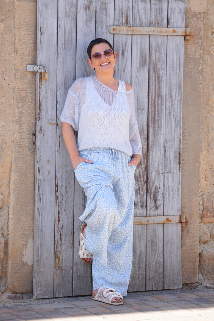 Marlene im Jeanslook mit Leo Print, hell