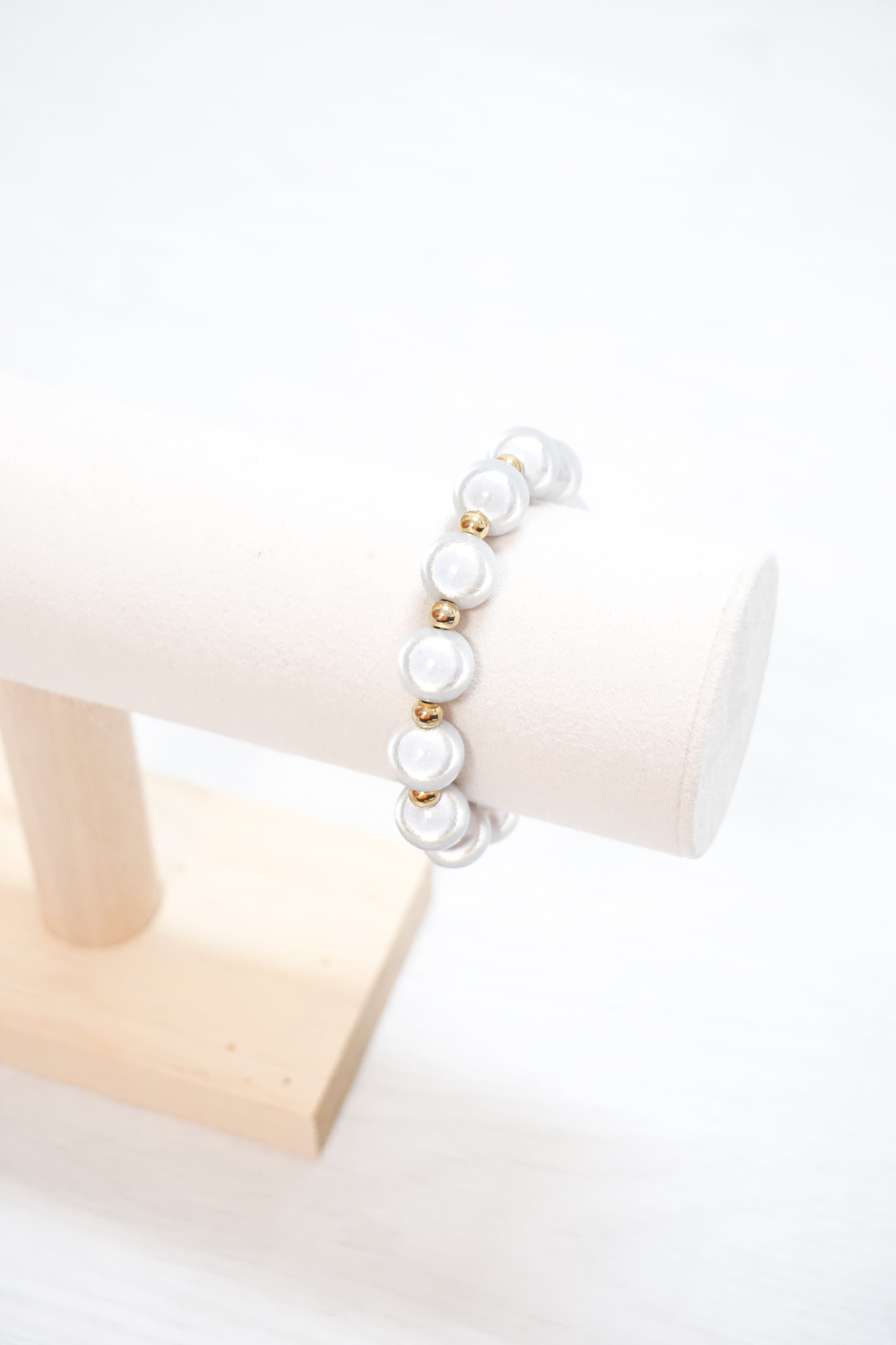 Leuchtendes Perlenarmband weiß/gold