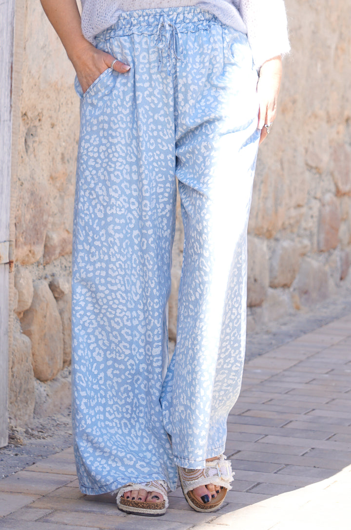 Marlene im Jeanslook mit Leo Print, hell