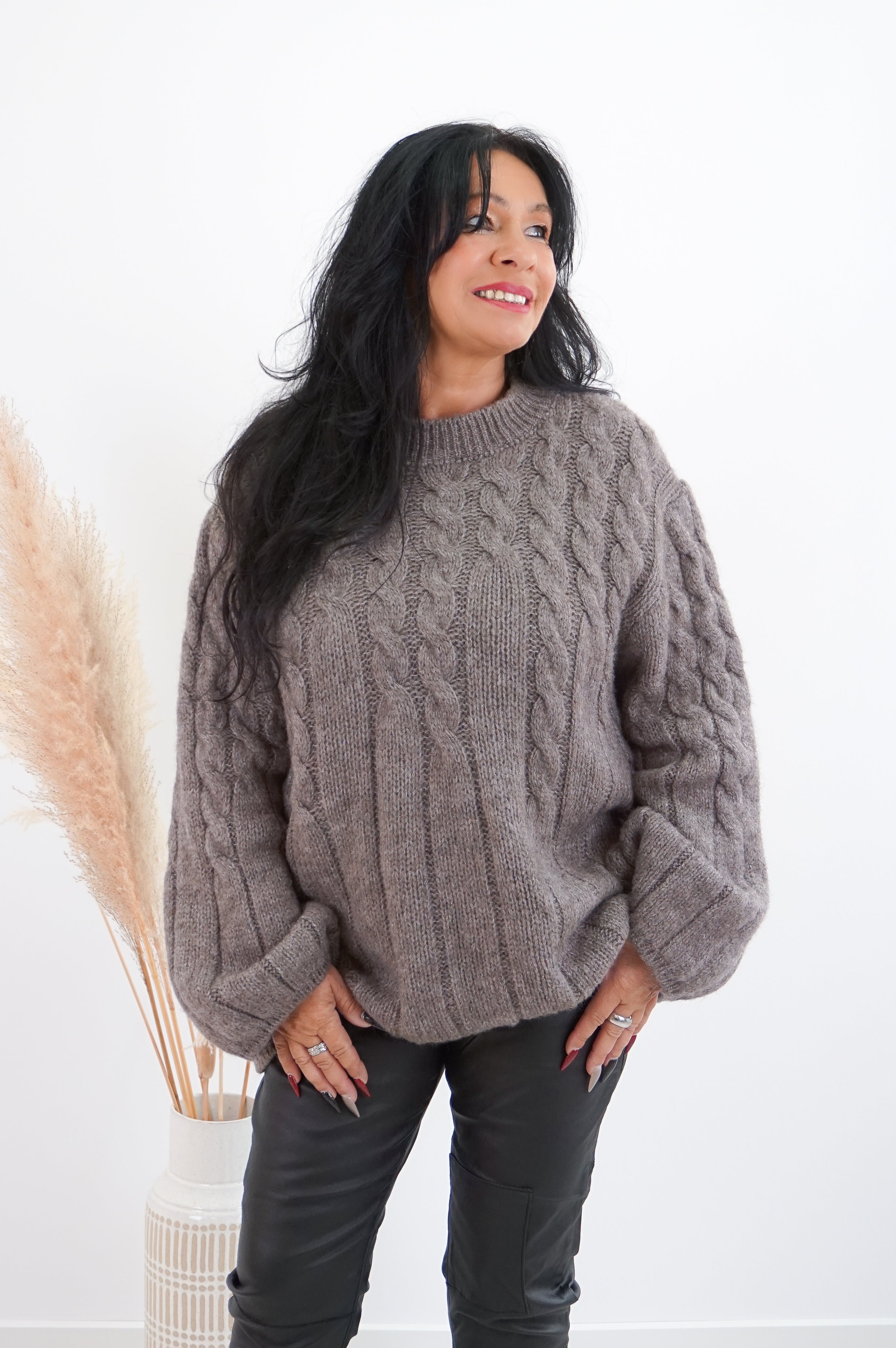 Strickpulli mit Zopfmuster, taupe