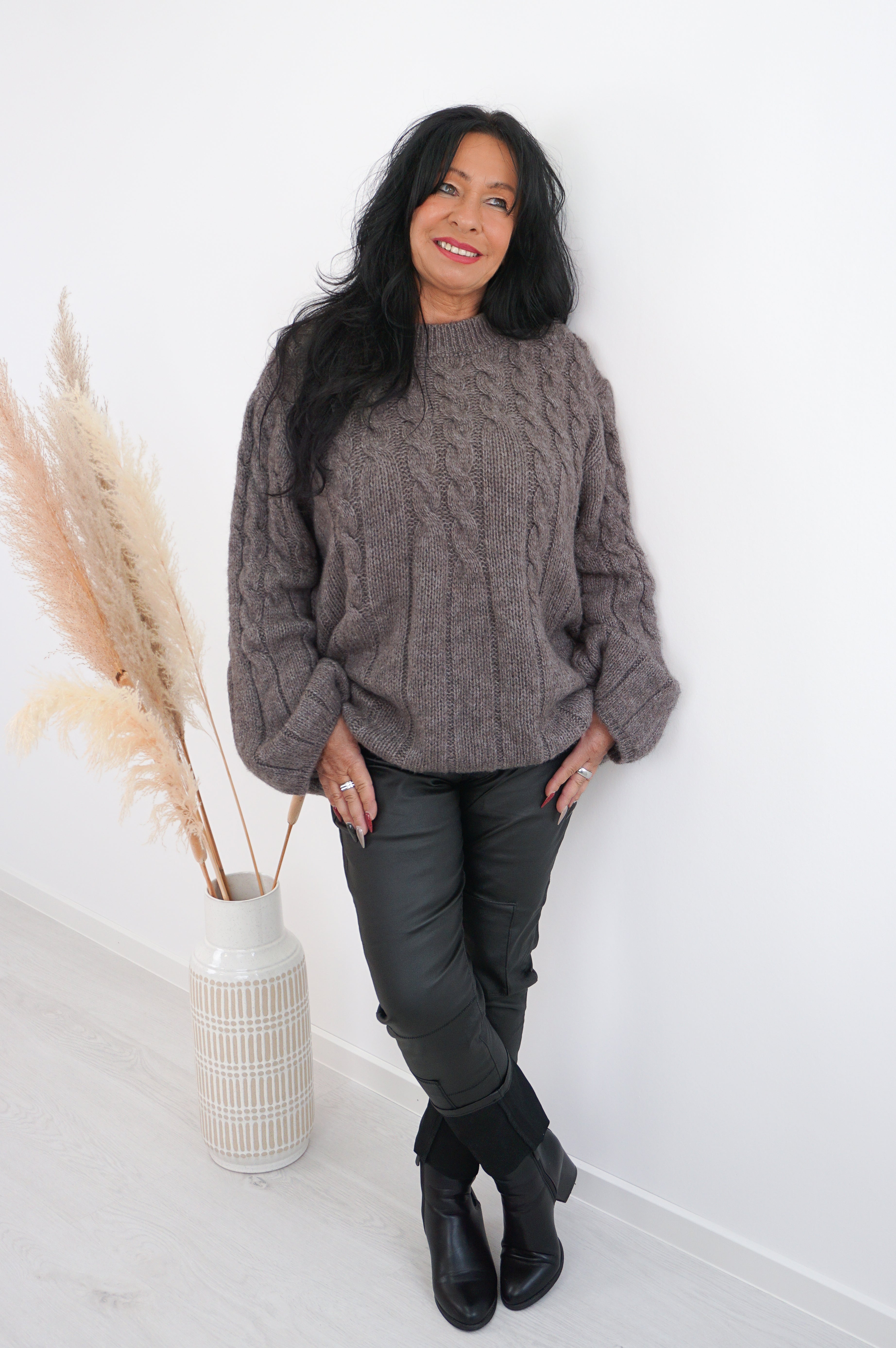 Strickpulli mit Zopfmuster, taupe