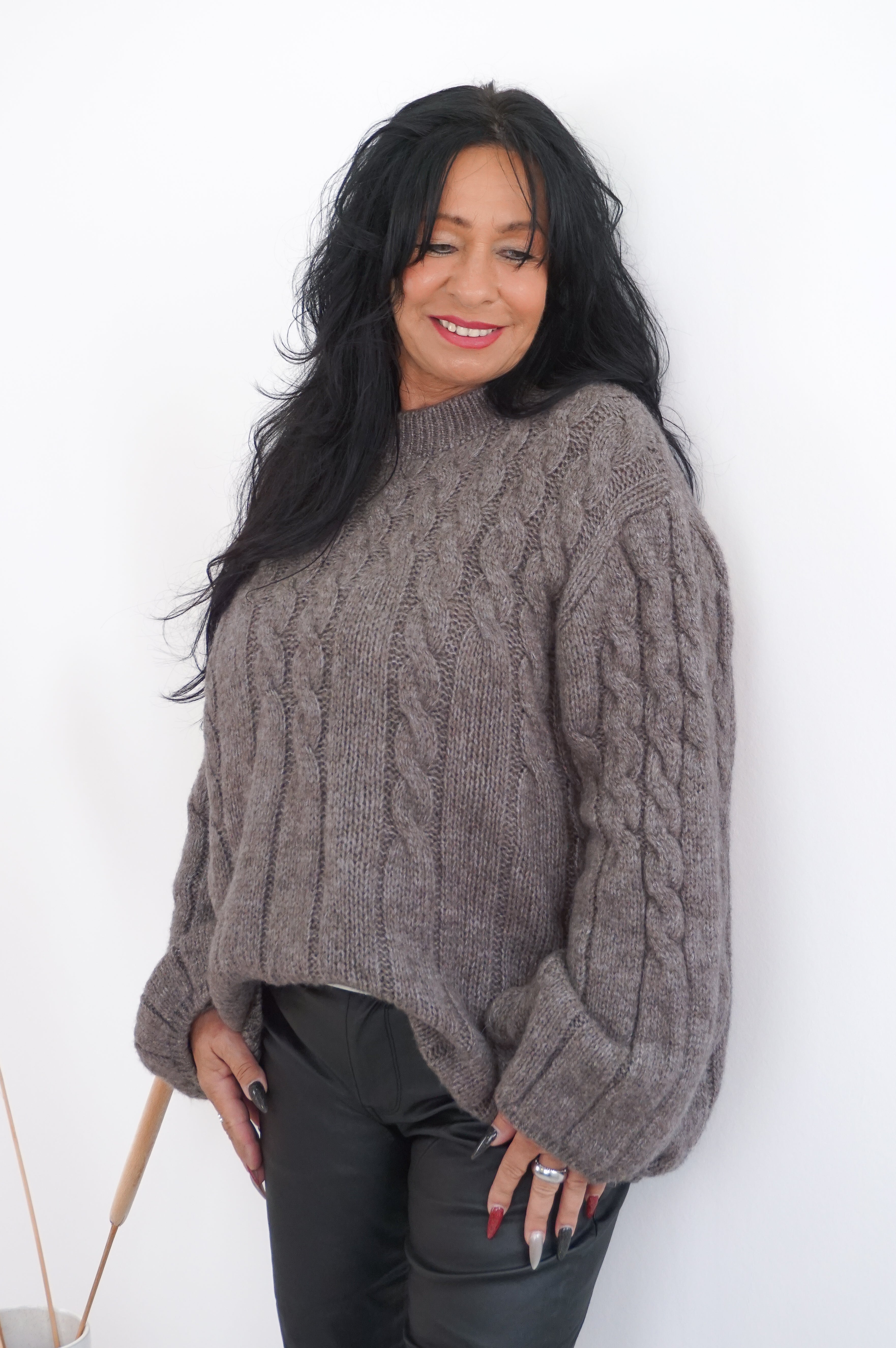 Strickpulli mit Zopfmuster, taupe