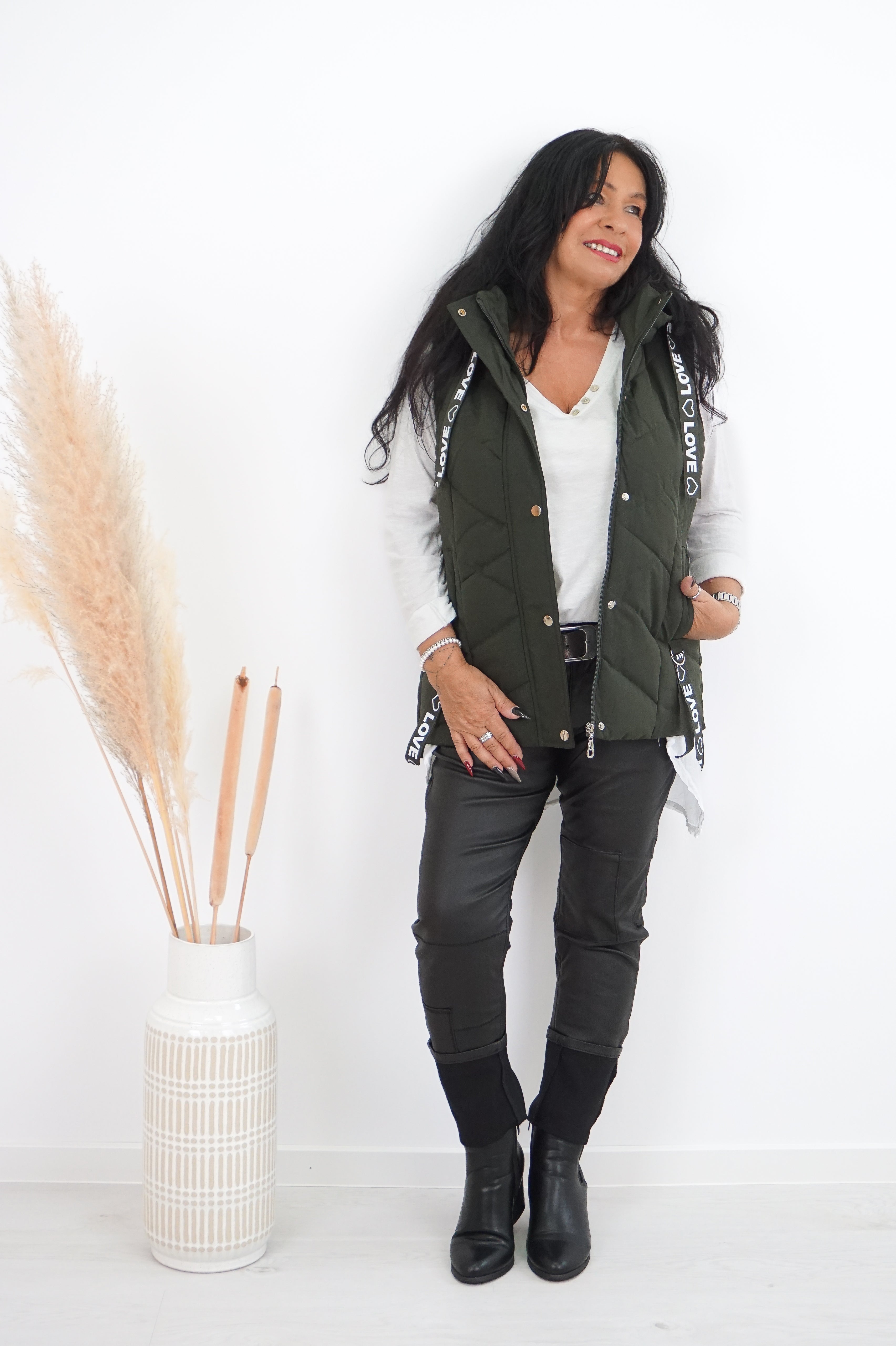 Kurze Steppweste “Love“, khaki