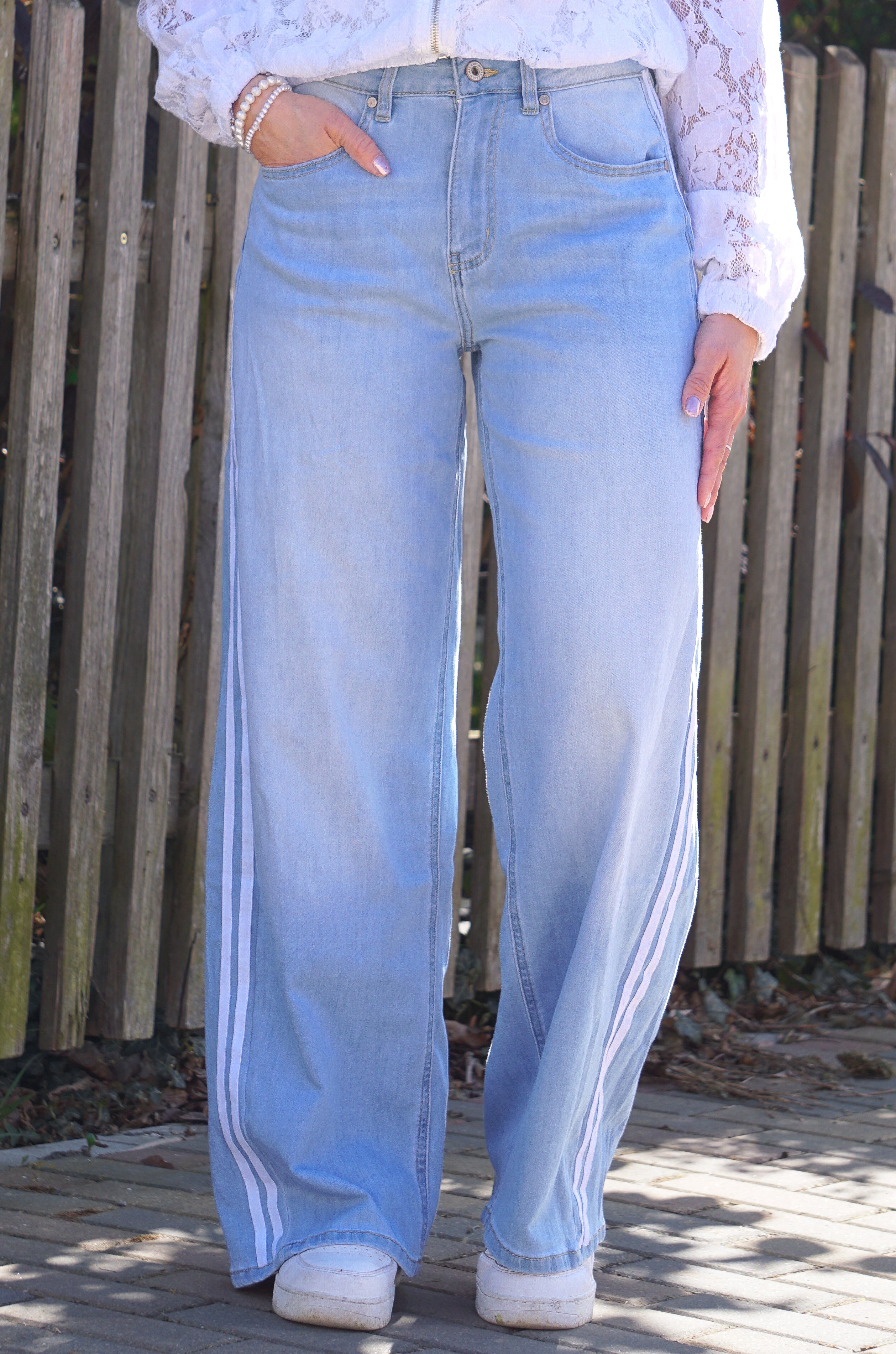 Sexy Woman straight Jeans mit weißen Streifen