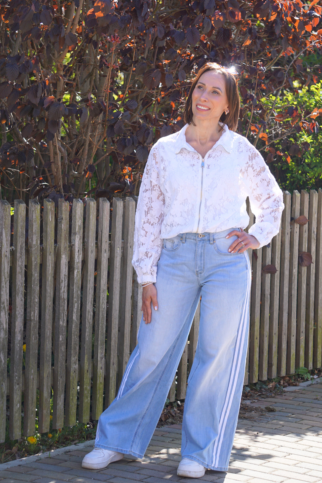 Sexy Woman straight Jeans mit weißen Streifen