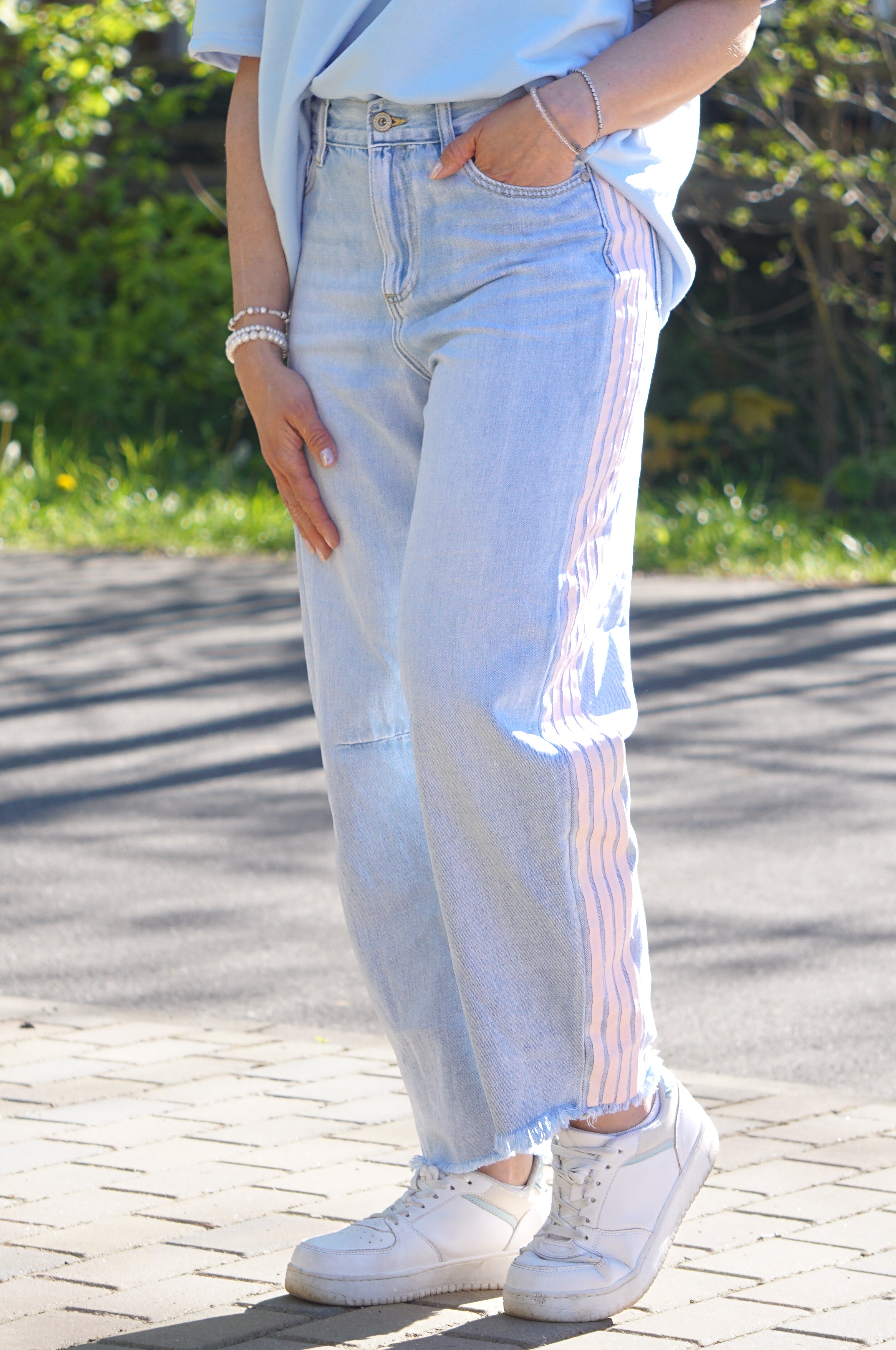 Sexy Woman Barrel Jeans mit rosa Streifen