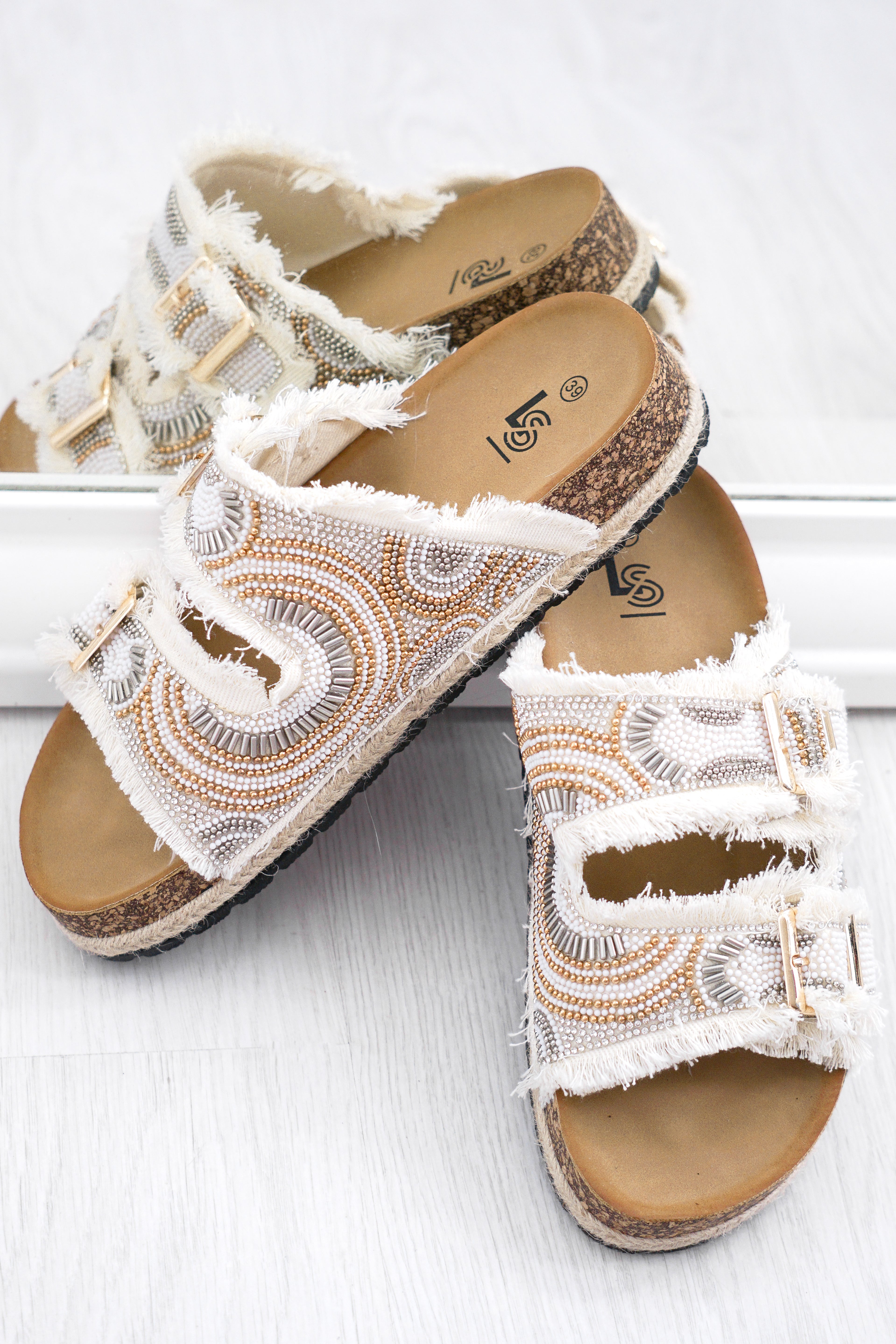 Verspielte Sandale mit Strass & Perlen, off white