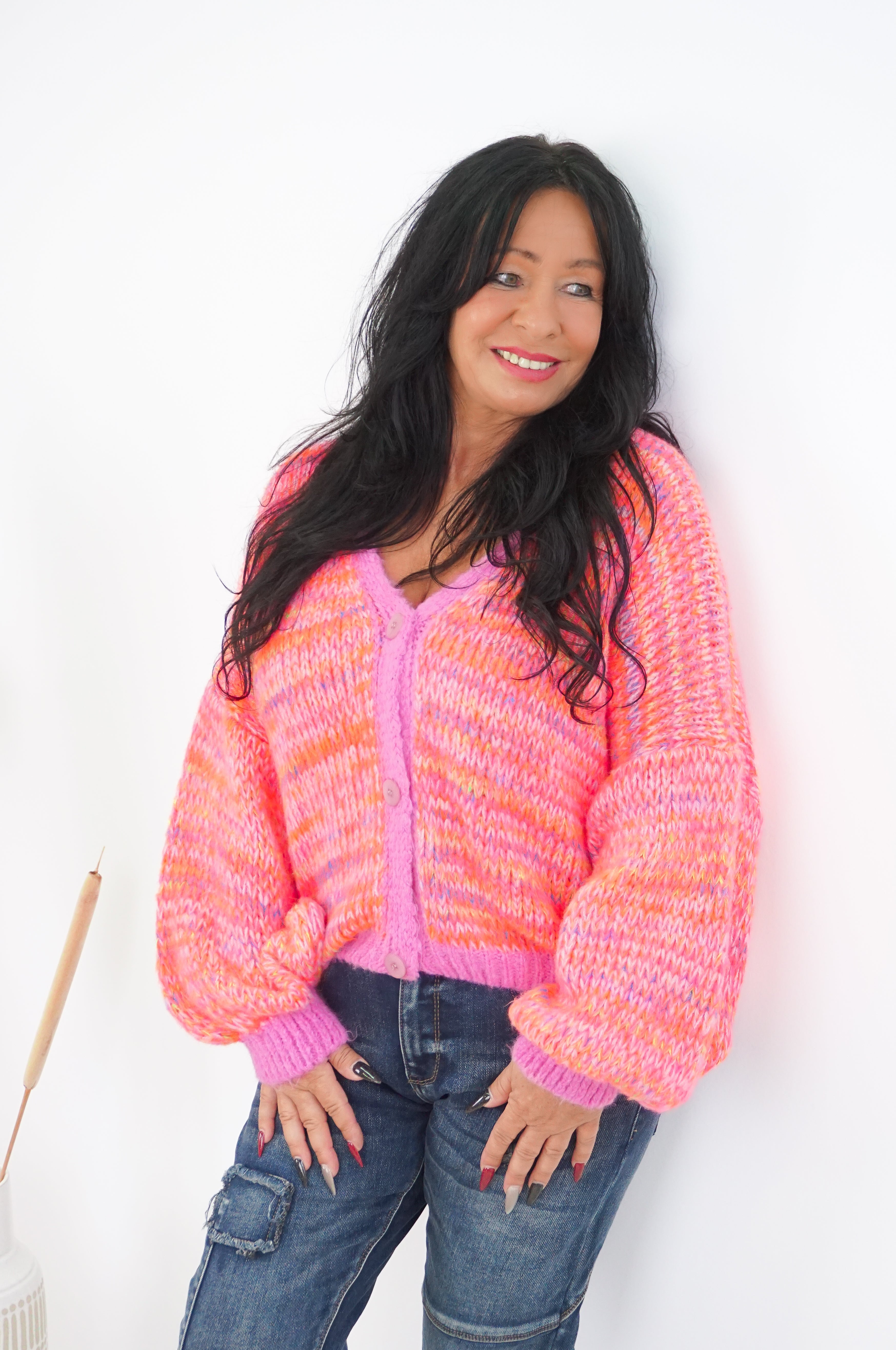 Kurze bunte Strickjacke
