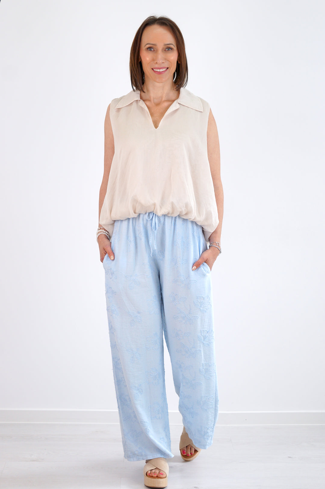 Sommerhose mit Blumenstickerei, hellblau