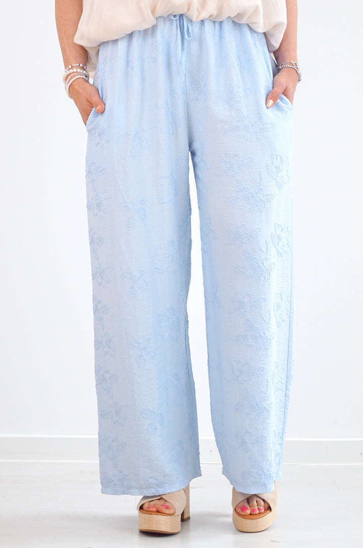 Sommerhose mit Blumenstickerei, hellblau