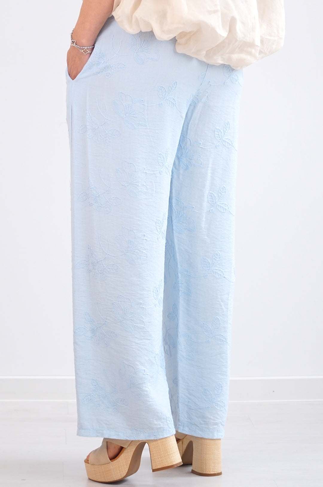 Sommerhose mit Blumenstickerei, hellblau