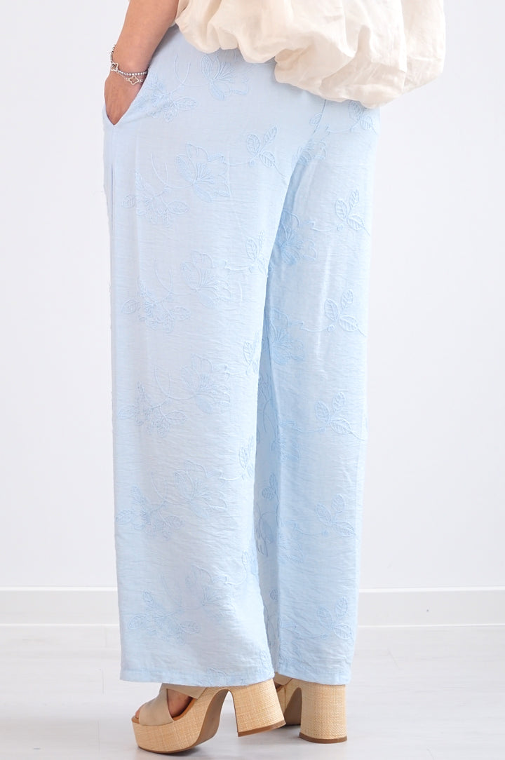 Sommerhose mit Blumenstickerei, hellblau