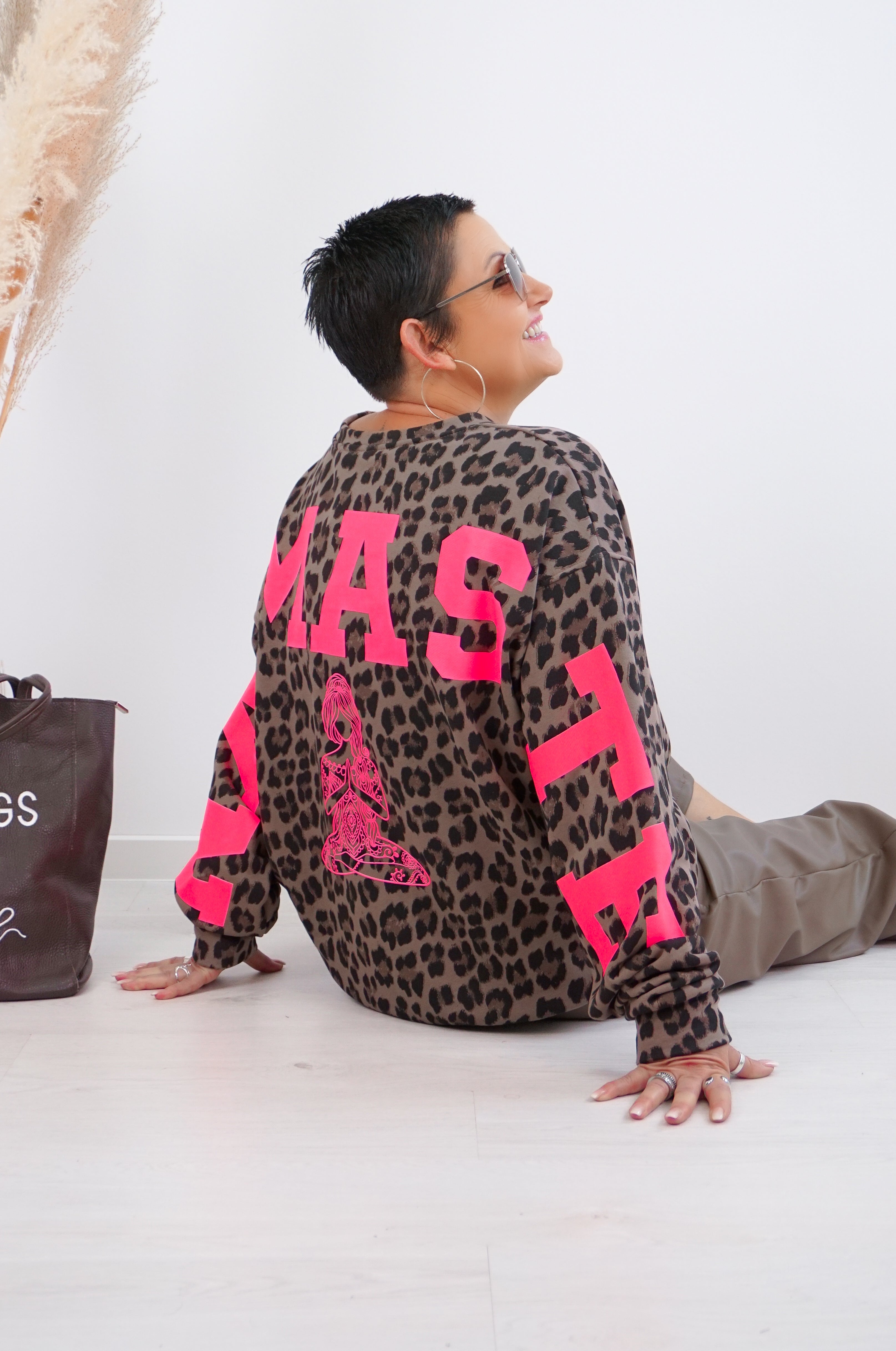 Sweatshirt "Namaste" mit Leo Print