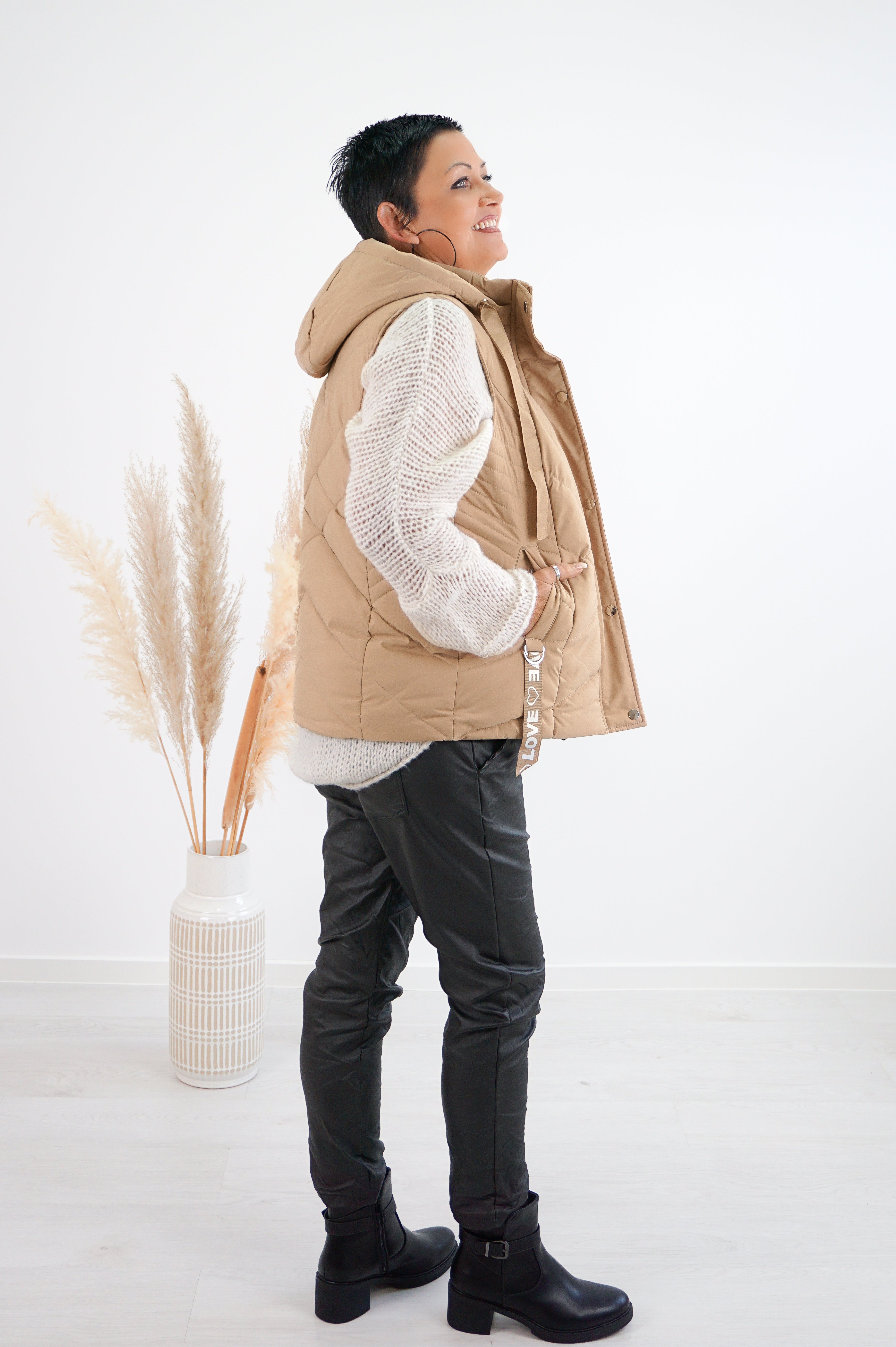 Kurze Steppweste “Love“, camel